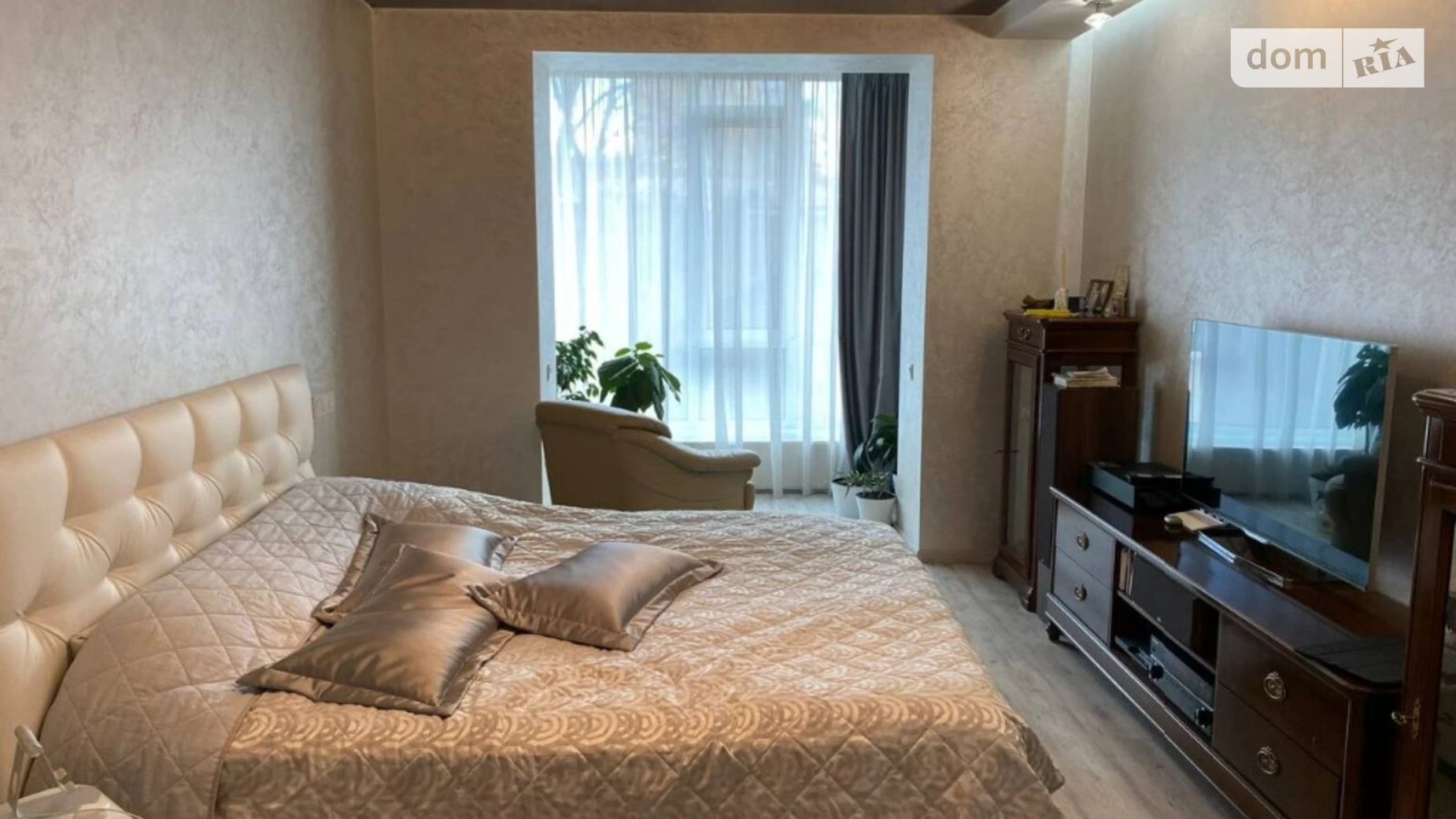 Продается 3-комнатная квартира 128 кв. м в Днепре, ул. Левка Лукьяненко, 24