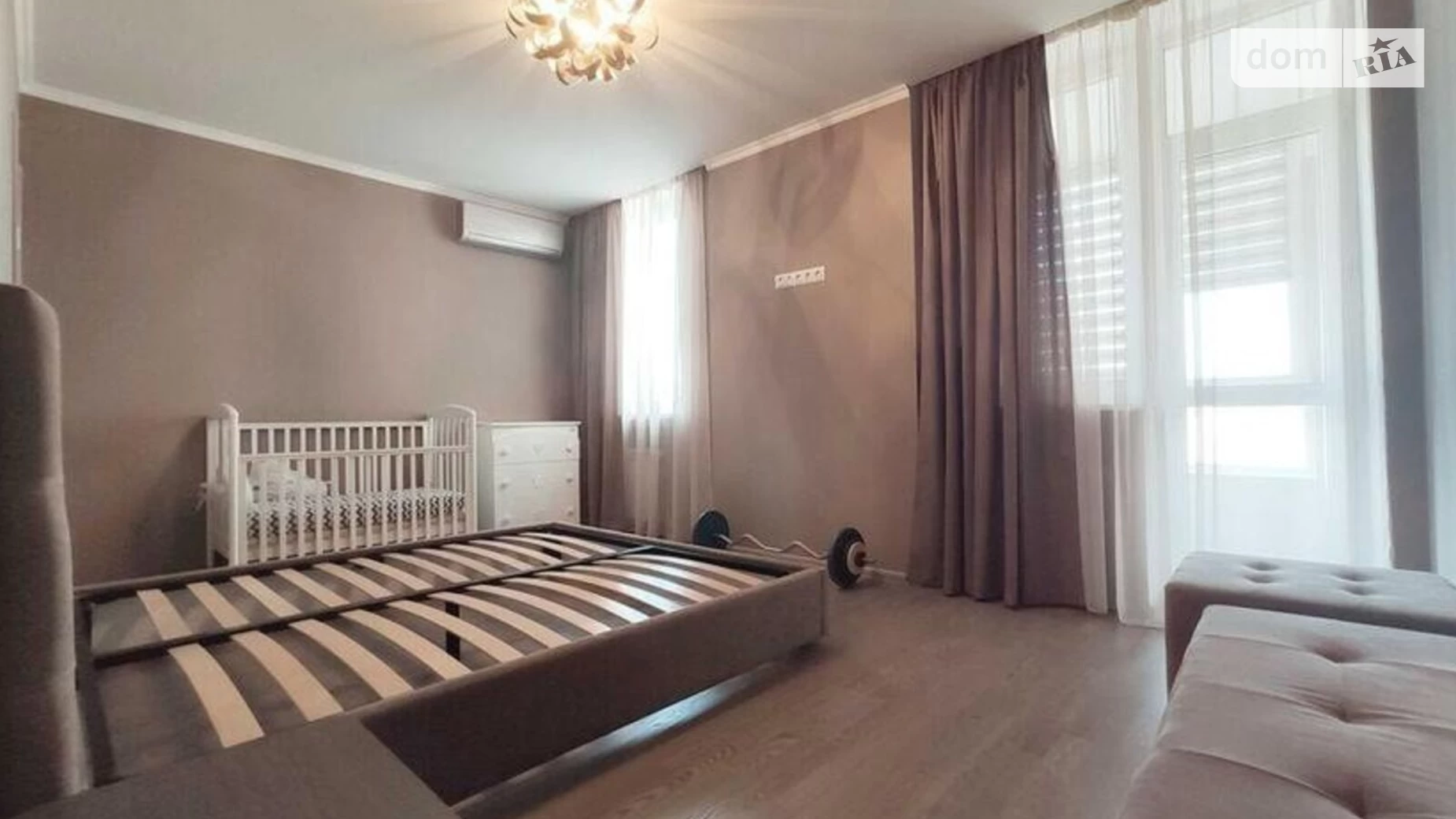 Продается 2-комнатная квартира 91 кв. м в Киеве, ул. Анны Ахматовой, 30