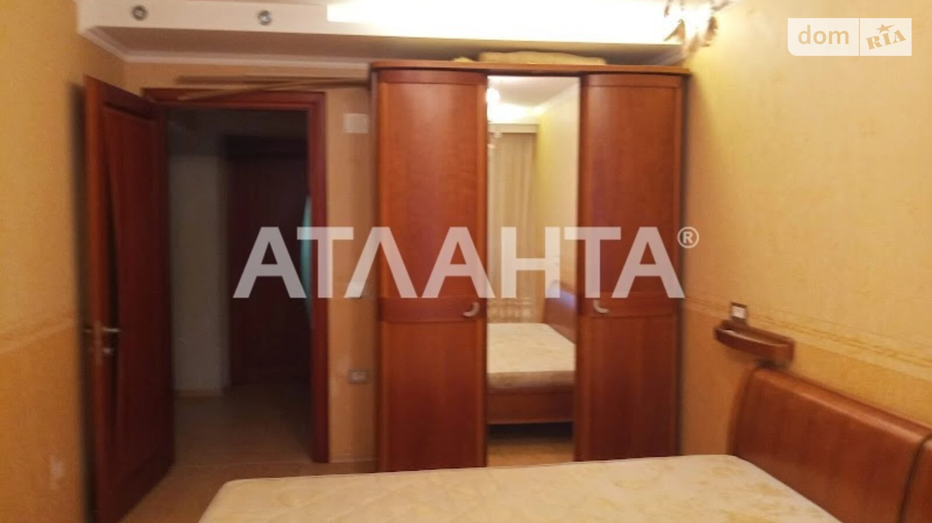 Продається 3-кімнатна квартира 70 кв. м у Одесі, вул. Героїв Крут