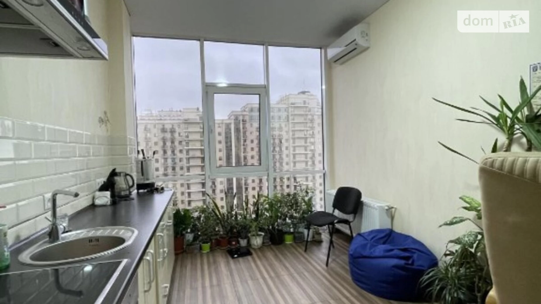 Продається 1-кімнатна квартира 40 кв. м у Одесі, вул. Перлинна