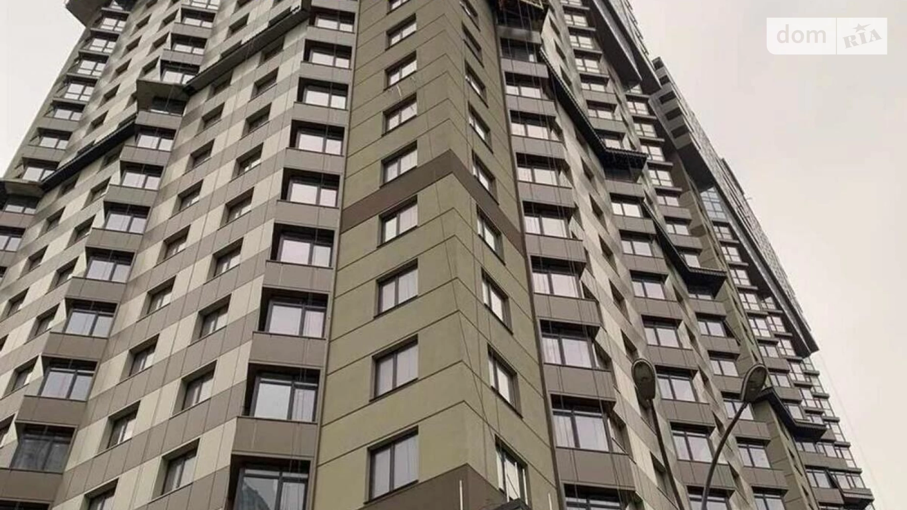 Продается 4-комнатная квартира 207 кв. м в Киеве, ул. Андрея Верхогляда(Драгомирова)