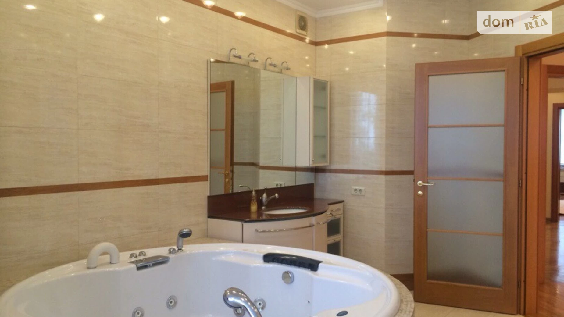 Продается 4-комнатная квартира 250 кв. м в Одессе, пер. Дунаева, 3Б
