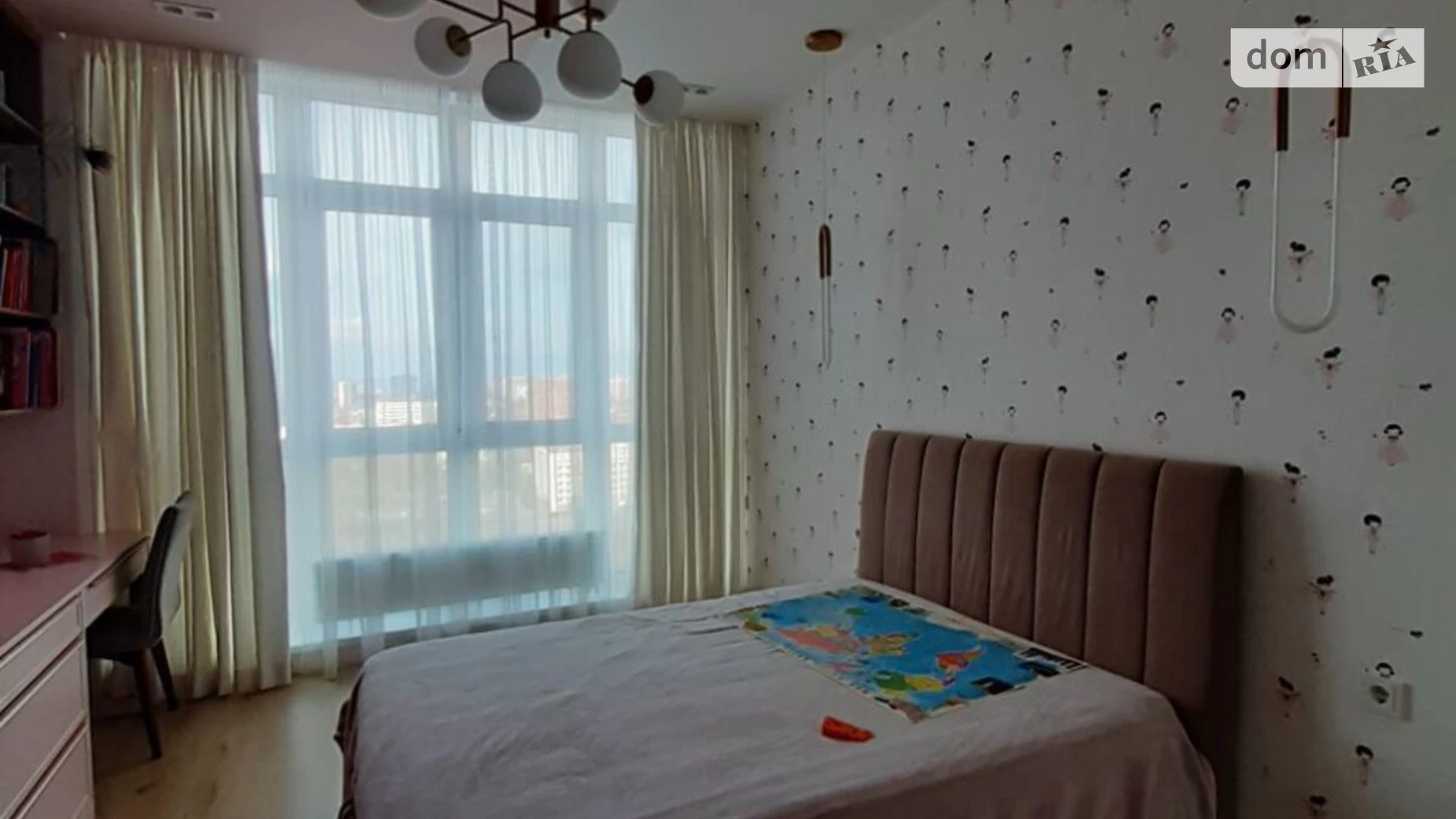 Продається 2-кімнатна квартира 105 кв. м у Одесі, просп. Гагаріна, 19А