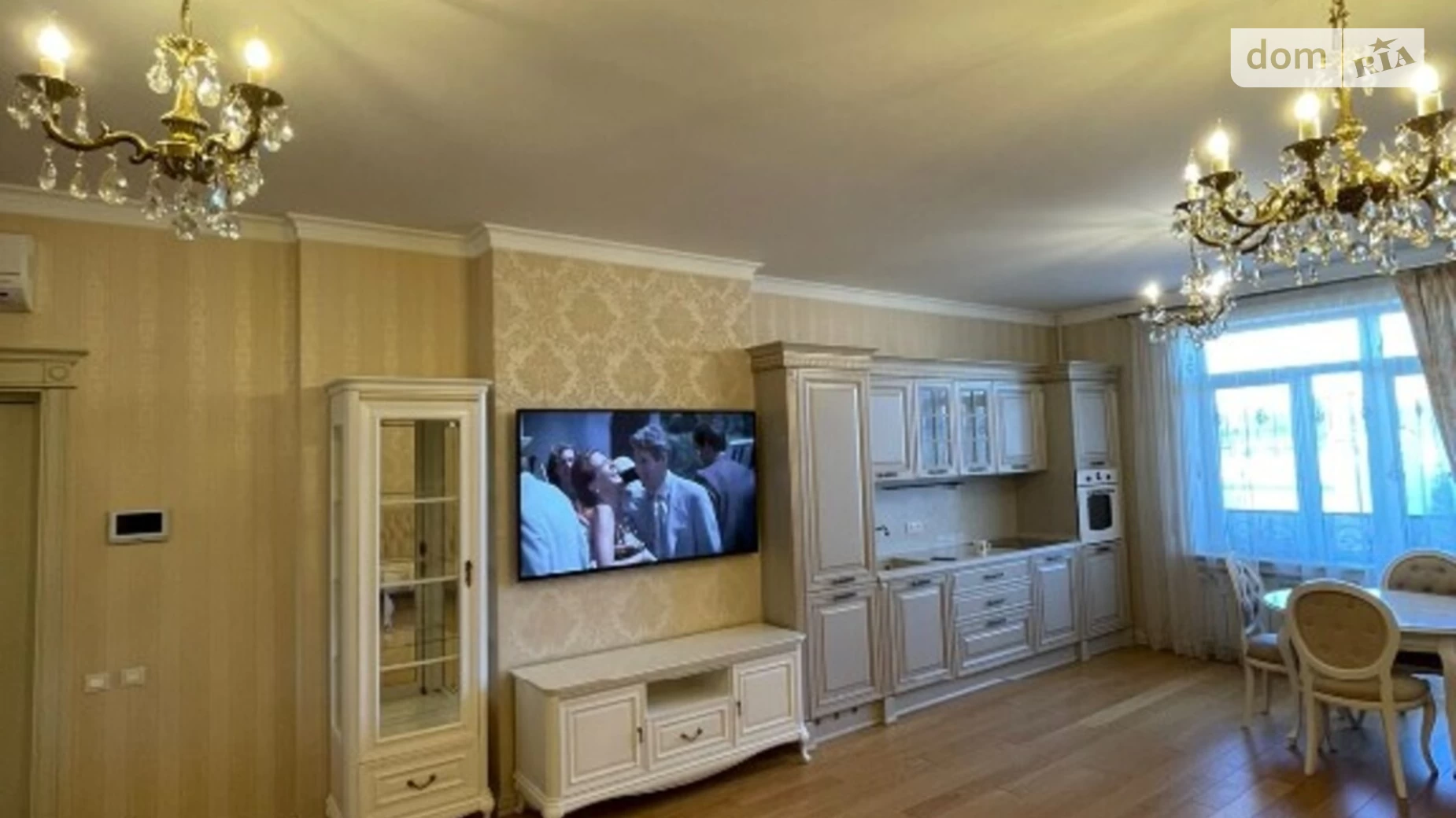 Продается 1-комнатная квартира 60 кв. м в Одессе, ул. Жуковского, 9