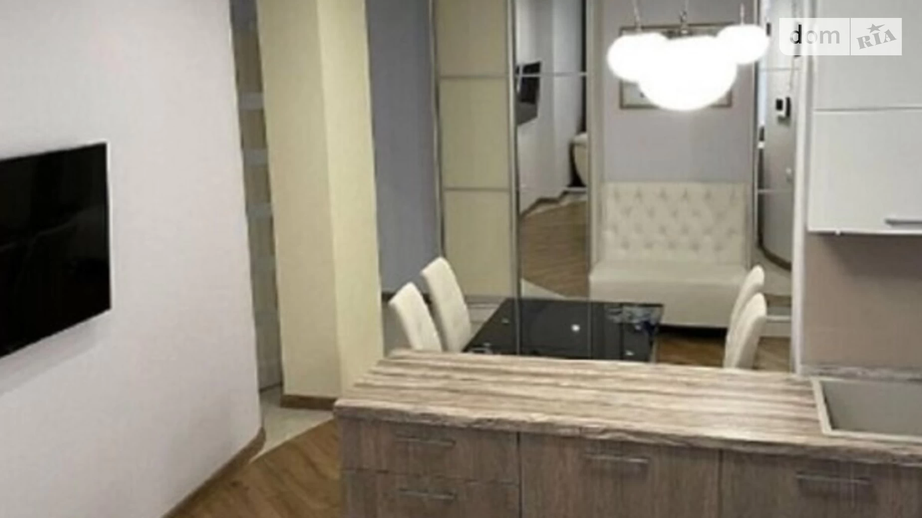 Продається 2-кімнатна квартира 72 кв. м у Одесі, вул. Середня