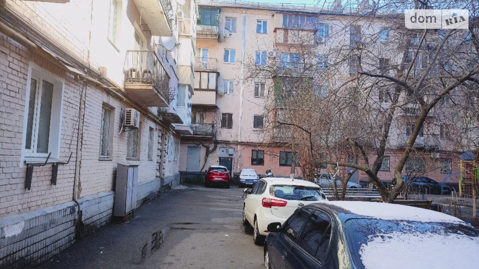 Продается 3-комнатная квартира 56 кв. м в Киеве, ул. Набережно-Крещатицкая, 3