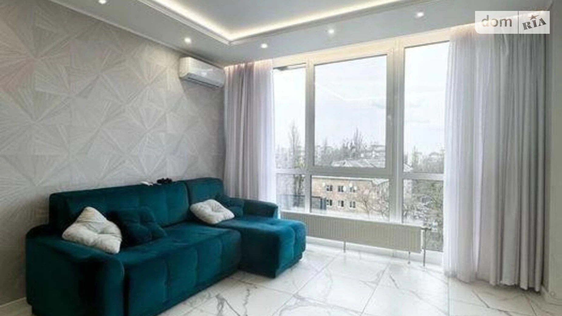 Продается 2-комнатная квартира 59 кв. м в Киеве, ул. Салютная, 2Б