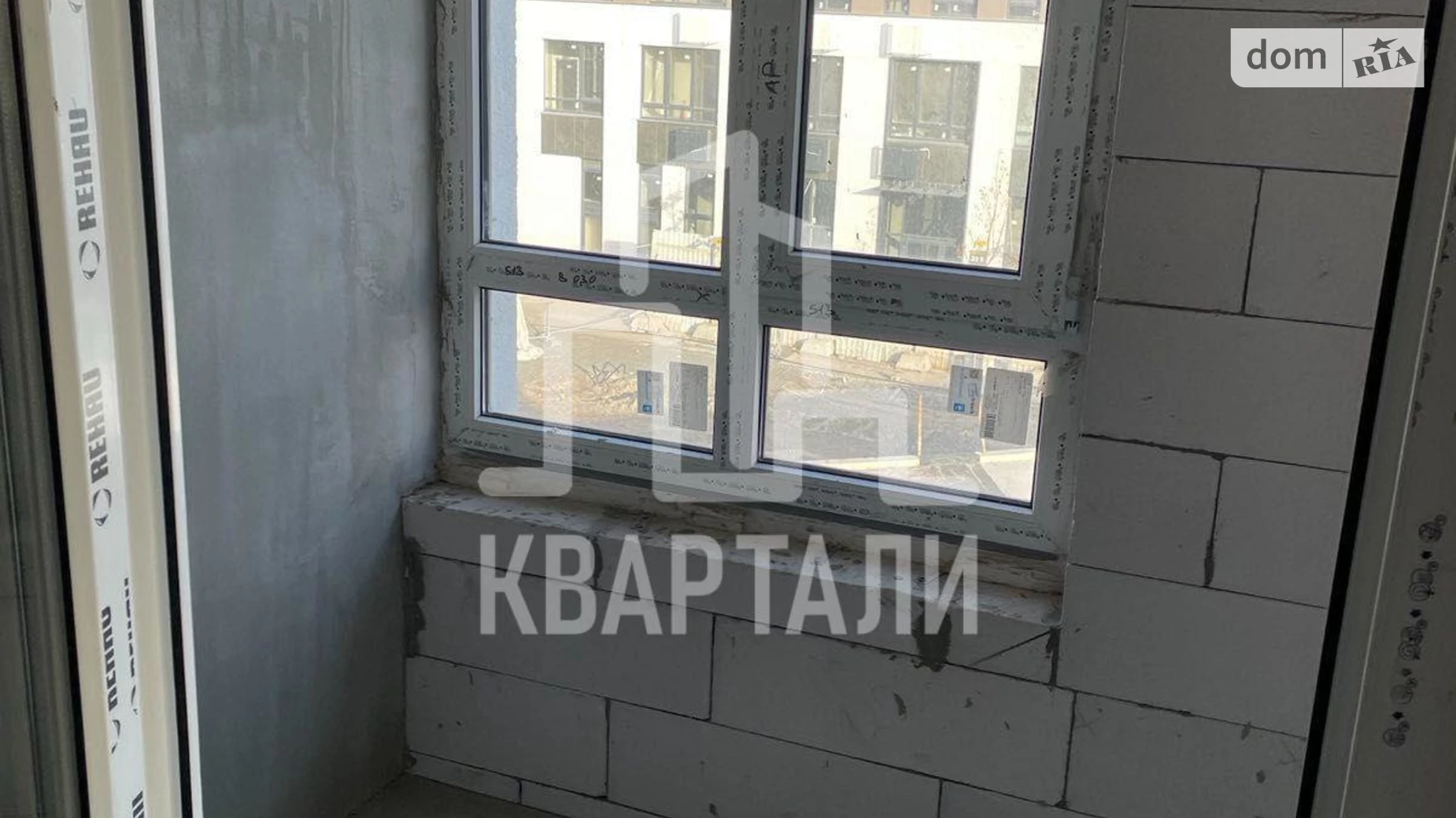 Продается 2-комнатная квартира 79 кв. м в Киеве, ул. Салютная, 2