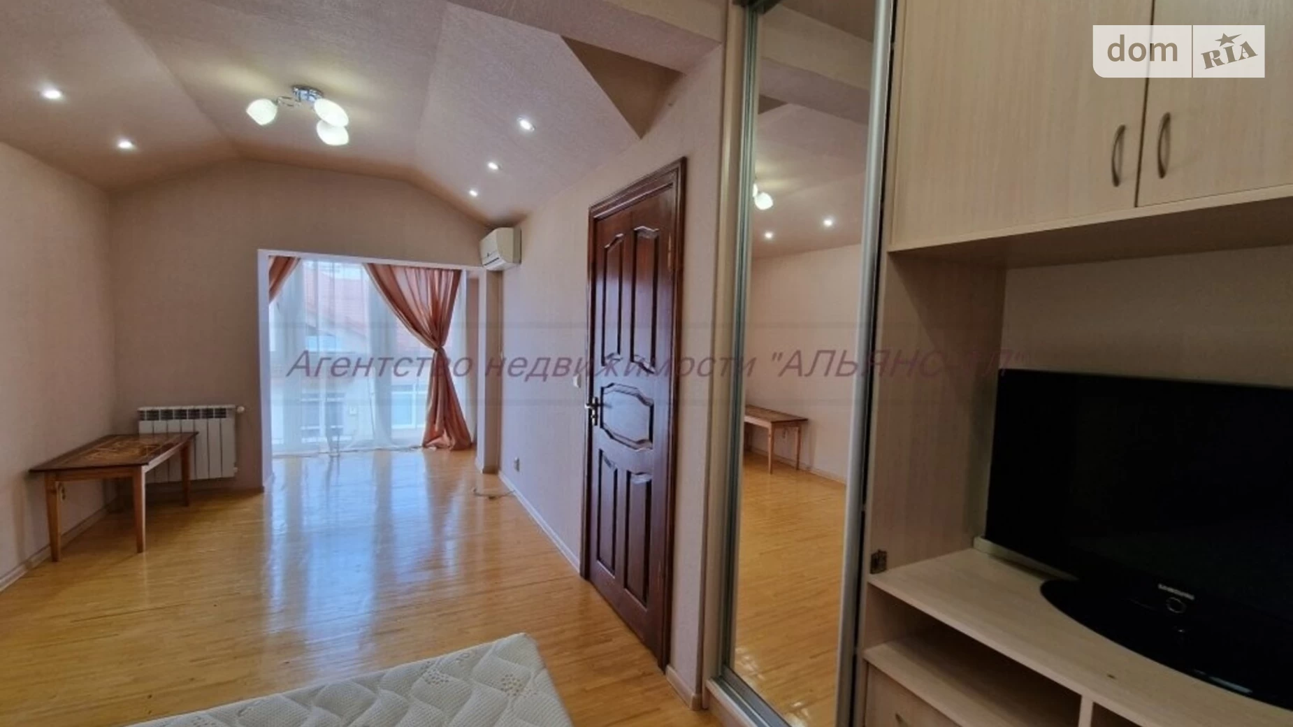 Продается 3-комнатная квартира 85 кв. м в Ужгороде, ул. Мотри Братийчук(Осипенко)