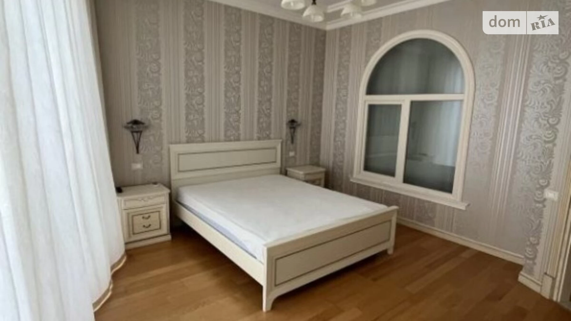 Продається 2-кімнатна квартира 77 кв. м у Одесі, вул. Літературна