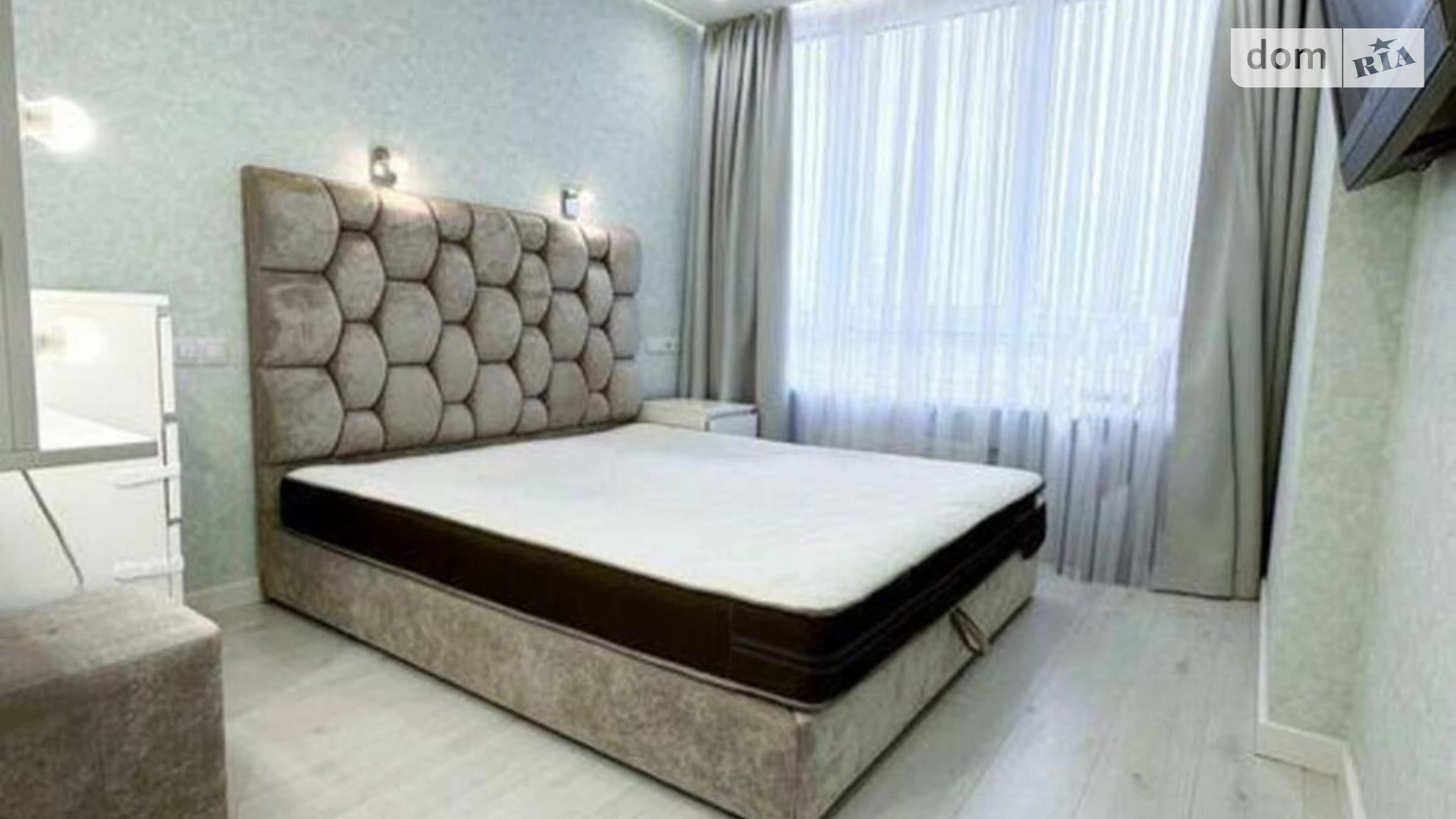 Продается 2-комнатная квартира 59 кв. м в Киеве, ул. Салютная, 2Б