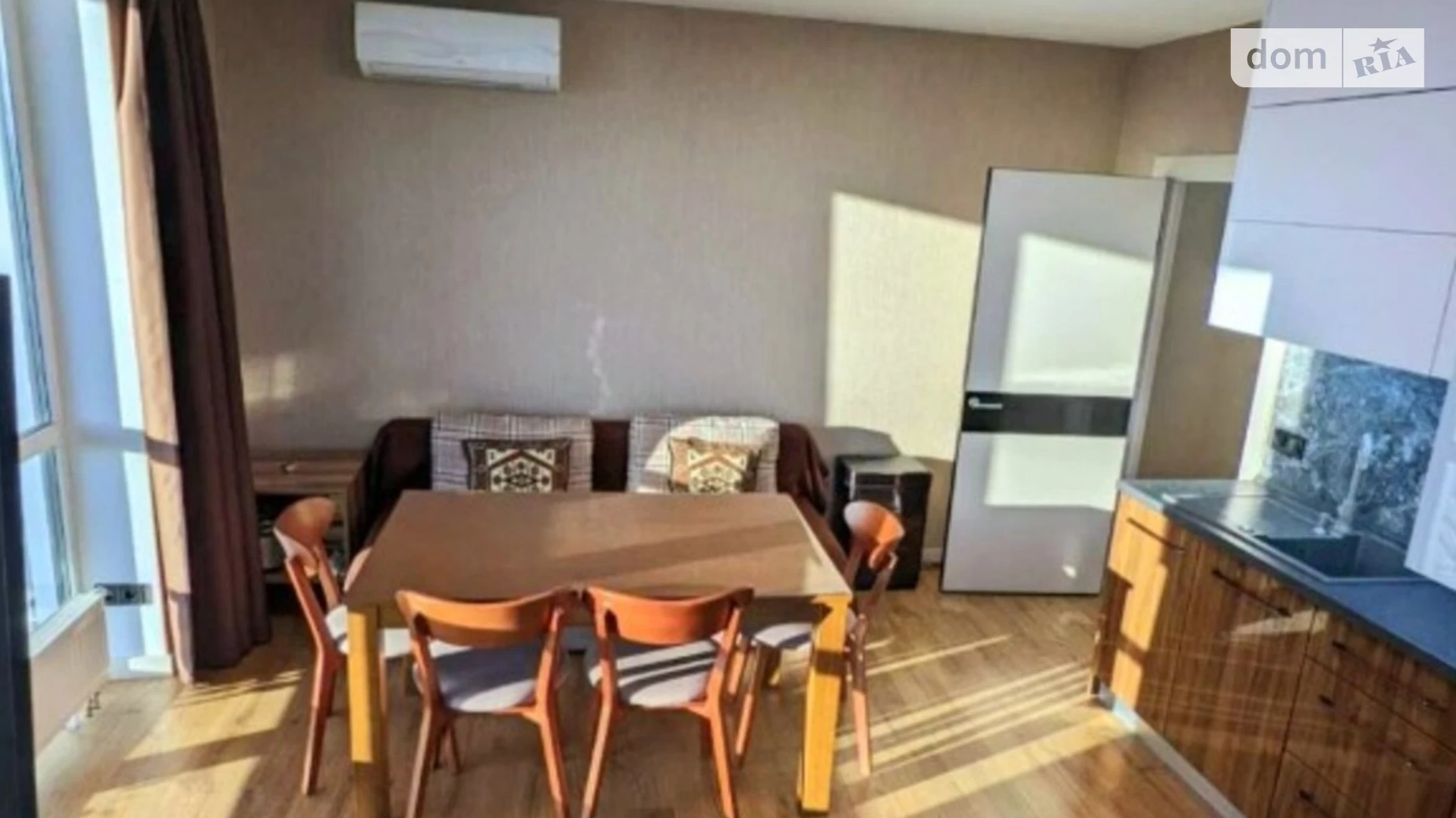 Продається 2-кімнатна квартира 74 кв. м у Одесі, вул. Маршала Малиновського