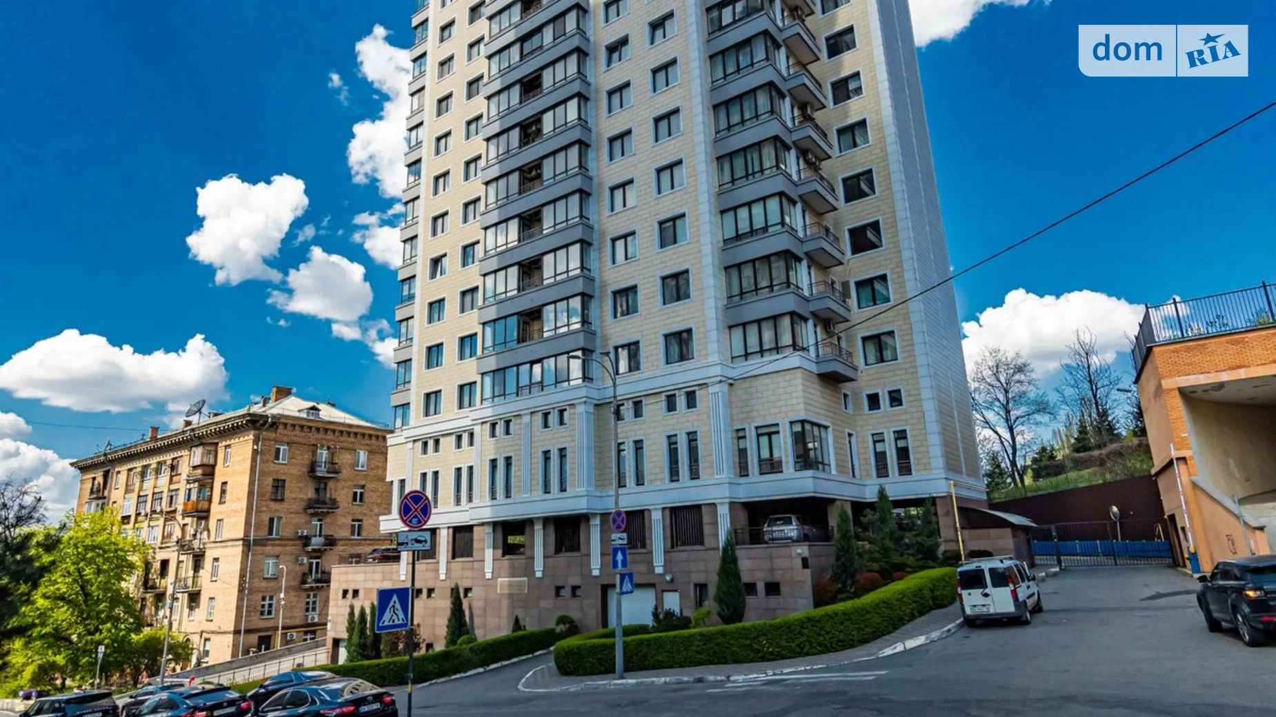 Продается 4-комнатная квартира 216 кв. м в Киеве, ул. Деловая, 4