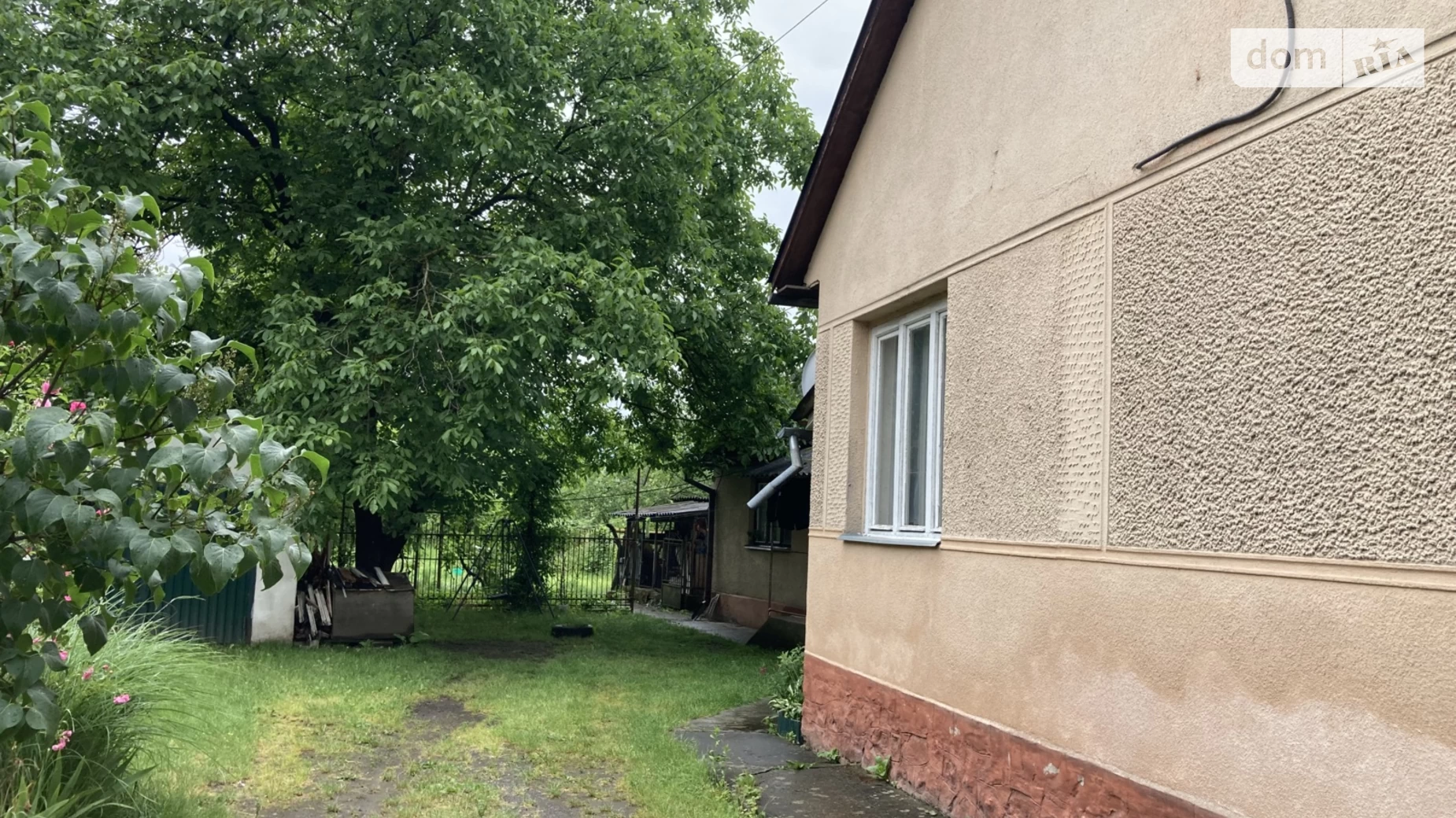 Продається одноповерховий будинок 80 кв. м з каміном, вул. Ужгородська(Жовтнева), 97