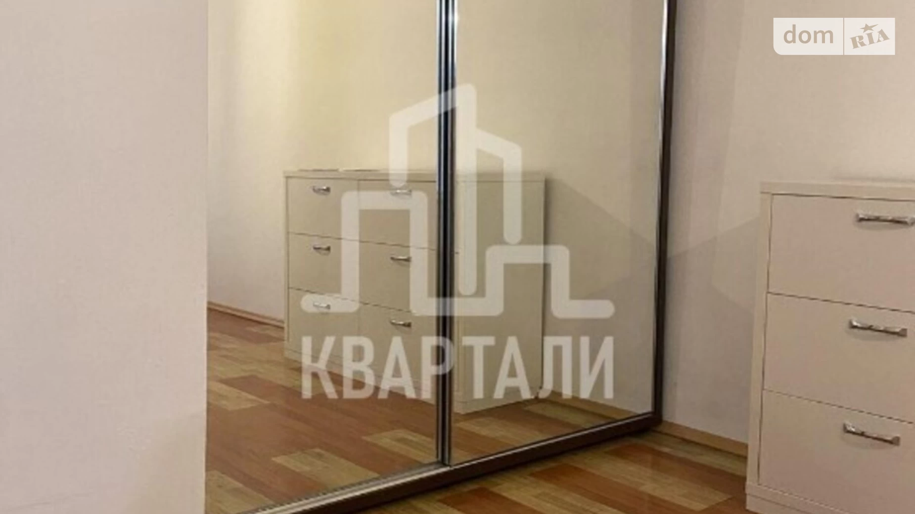 Продается 1-комнатная квартира 33 кв. м в Киеве, ул. Лаврская, 8