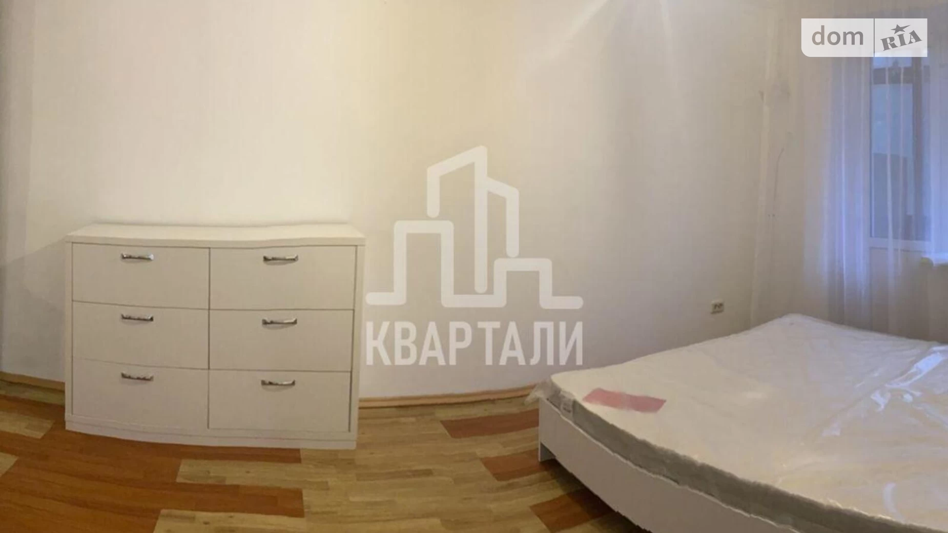 Продается 1-комнатная квартира 33 кв. м в Киеве, ул. Лаврская, 8