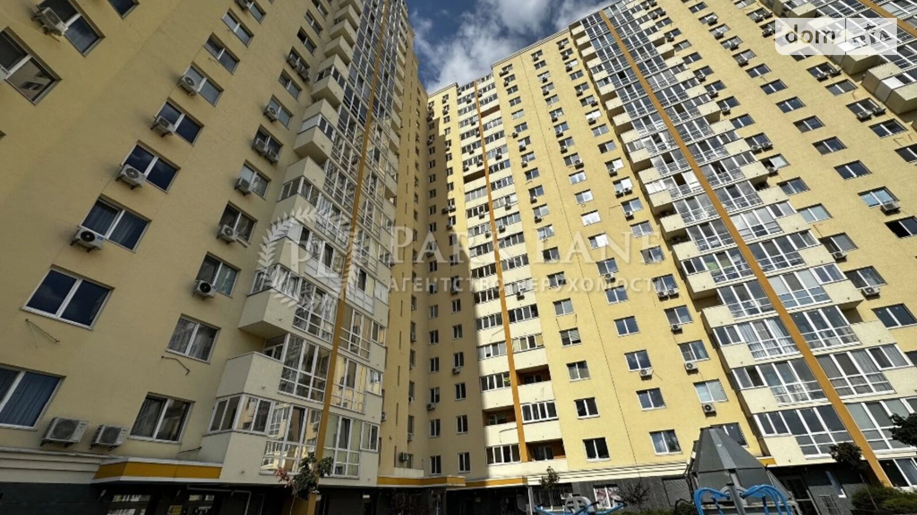 Продается 1-комнатная квартира 45 кв. м в Киеве, ул. Новомостицкая, 15