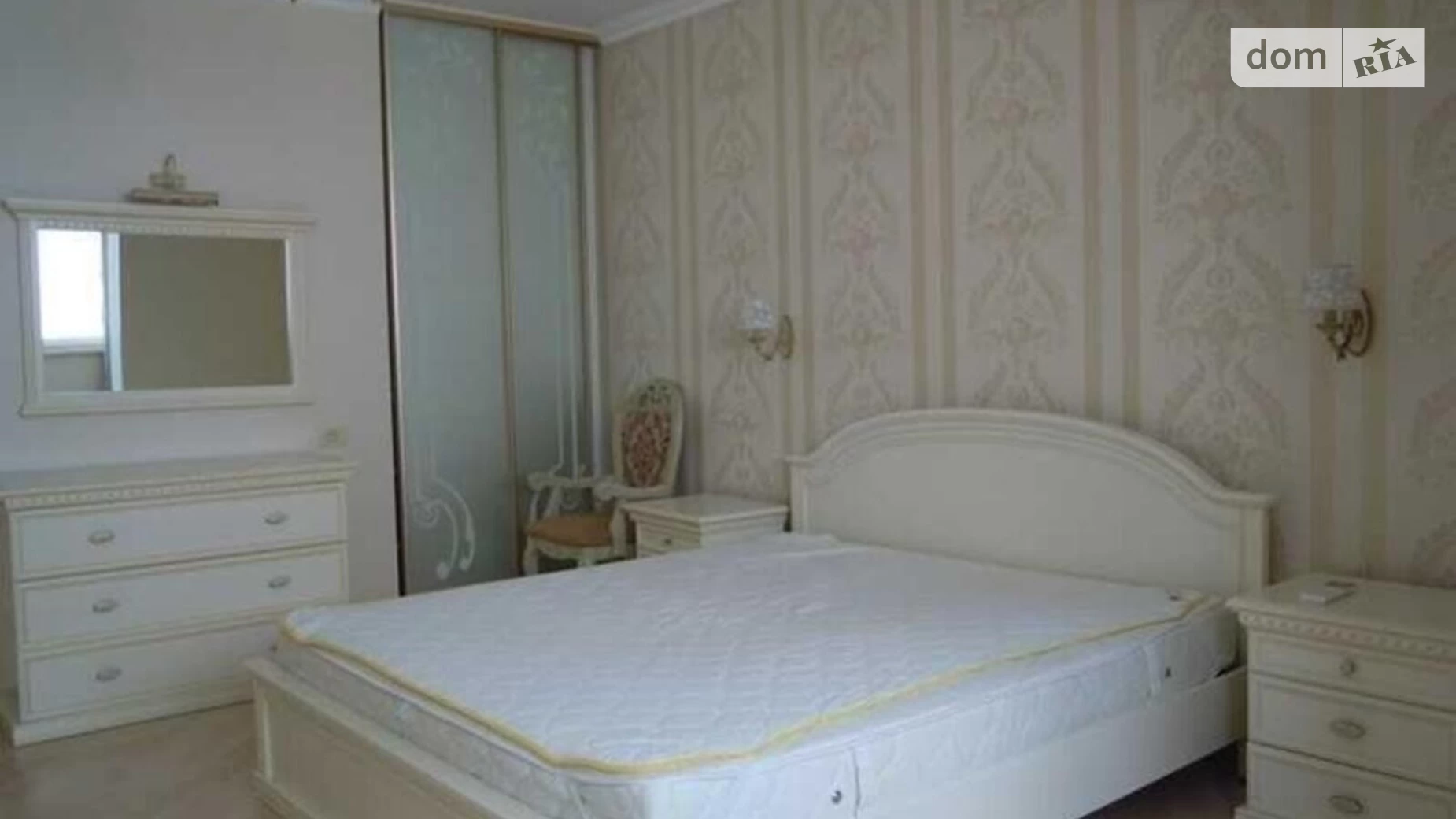 Продается 2-комнатная квартира 81 кв. м в Киеве, ул. Голосеевская, 13Б