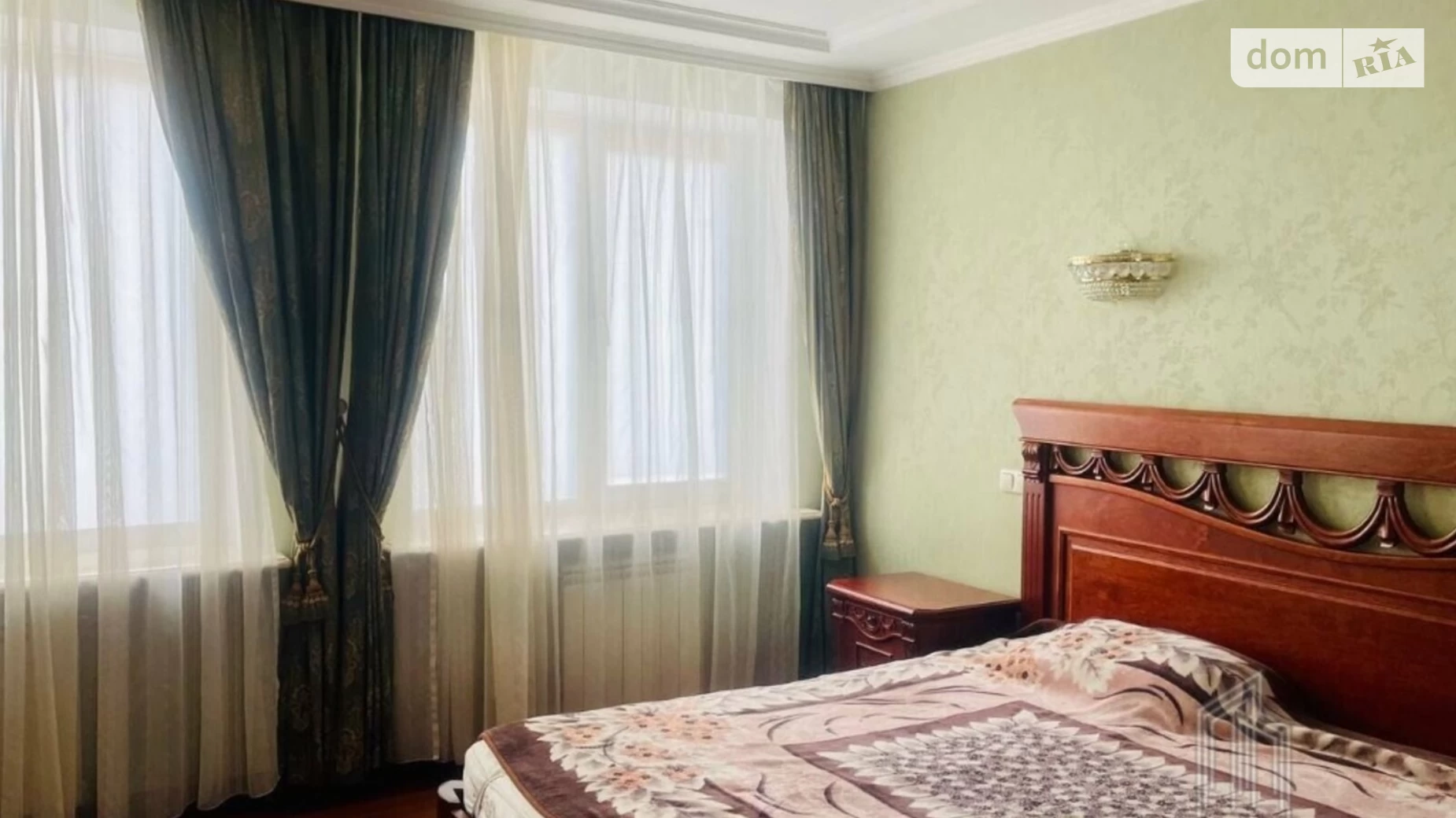 Продается 2-комнатная квартира 82 кв. м в Киеве, ул. Никольско-Слободская, 4Д