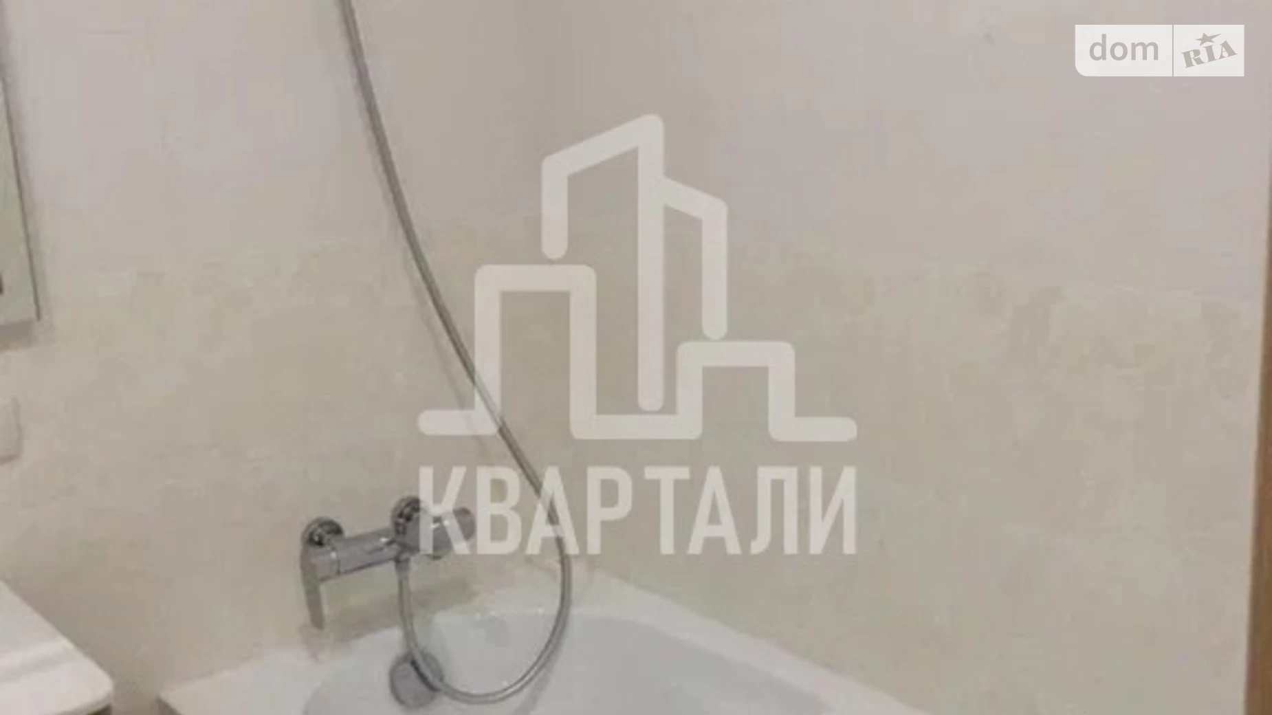 Продается 2-комнатная квартира 54 кв. м в Киеве, ул. Соломенская, 10