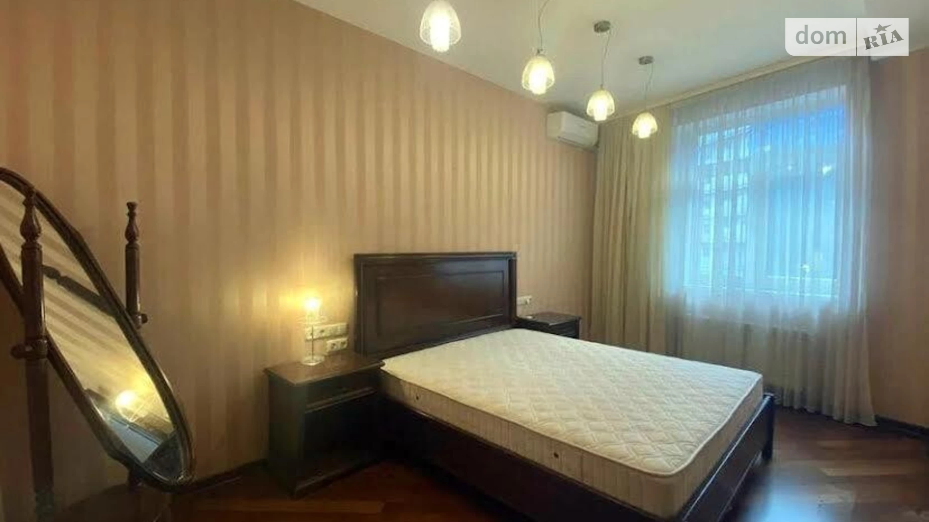 Продается 4-комнатная квартира 162 кв. м в Киеве, ул. Коновальца Евгения, 36