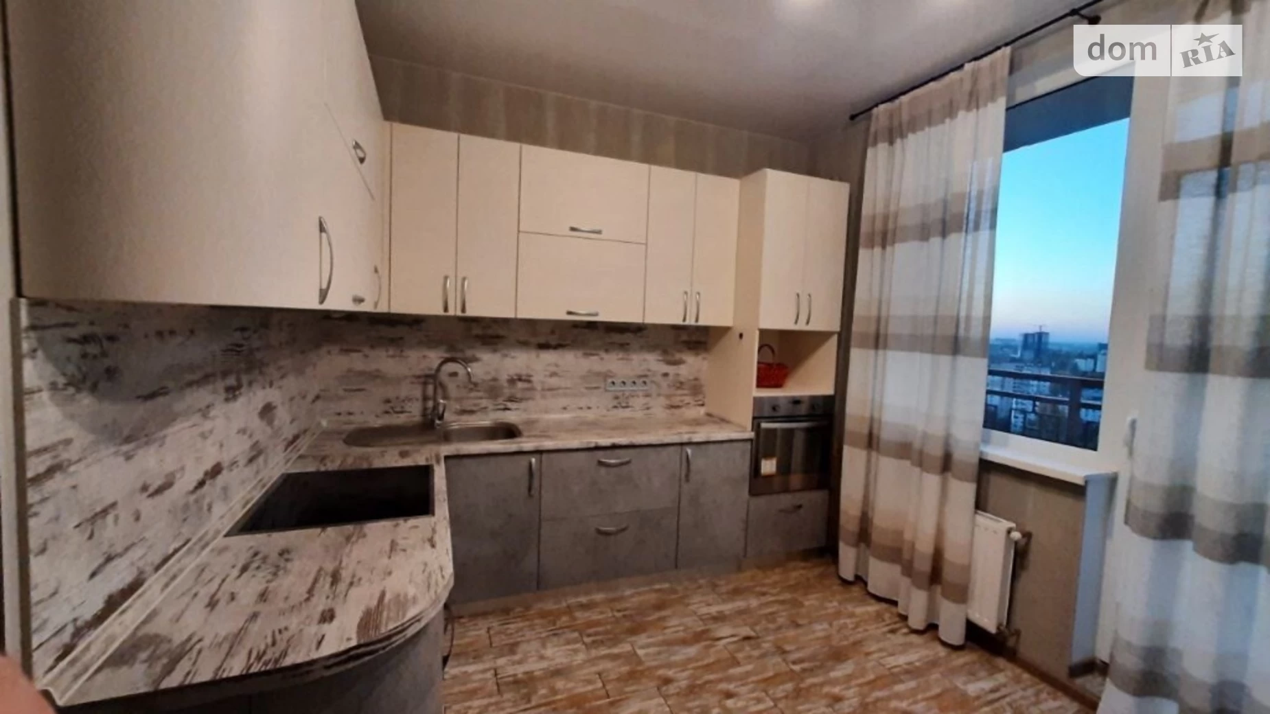Продается 1-комнатная квартира 45 кв. м в Одессе, ул. Люстдорфская дорога