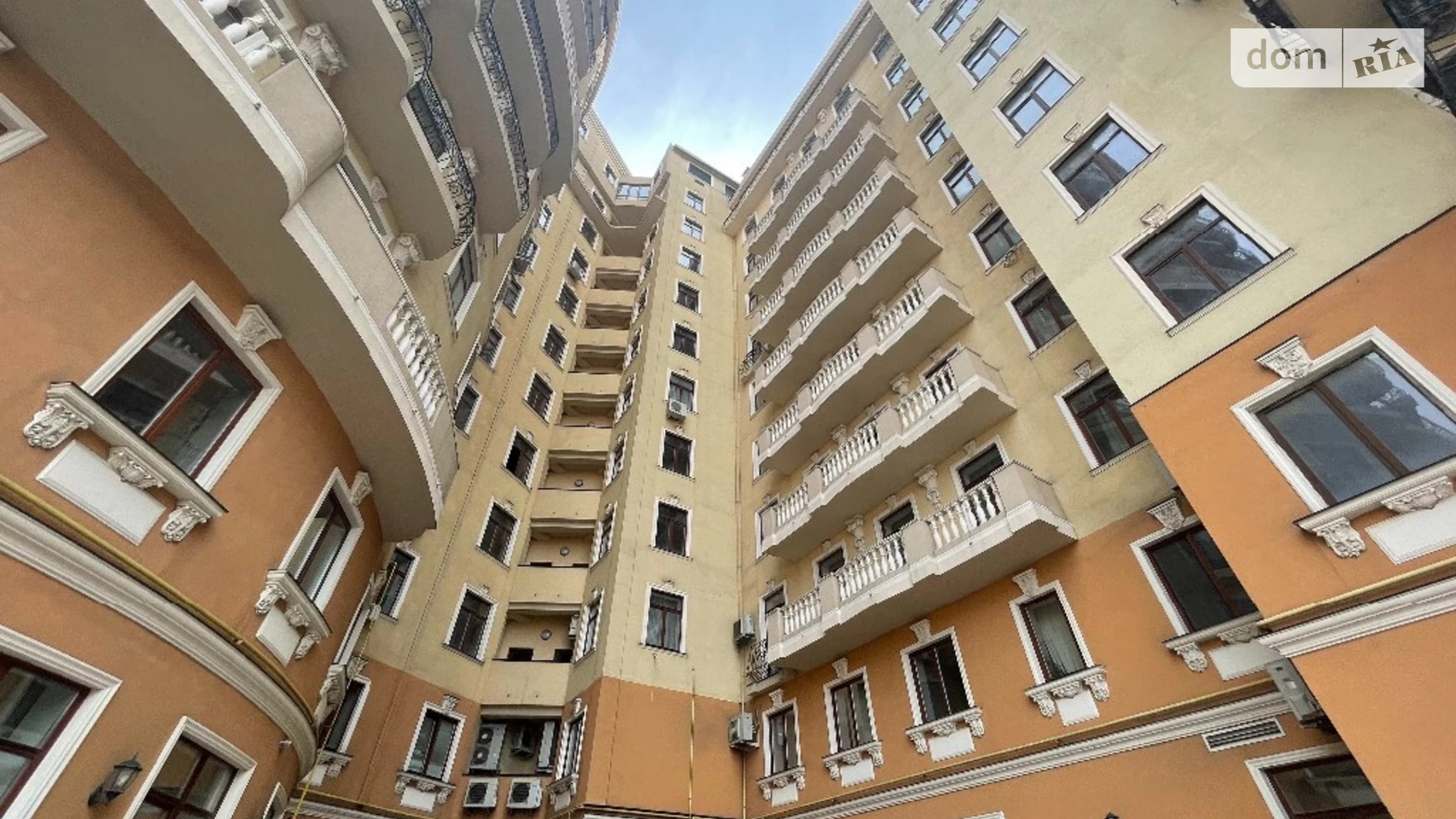 Продається 4-кімнатна квартира 182.3 кв. м у Одесі, узвіз Військовий