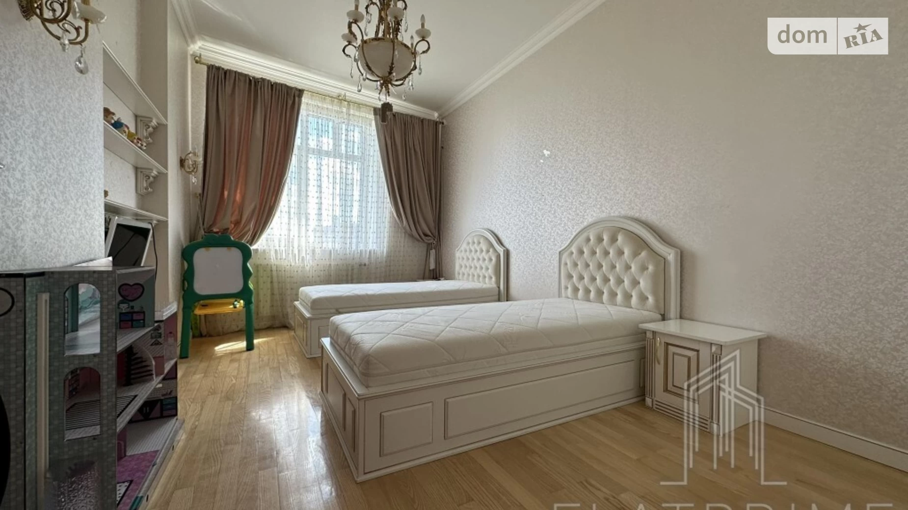 Продается 4-комнатная квартира 155 кв. м в Киеве, ул. Старонаводницкая, 6Б
