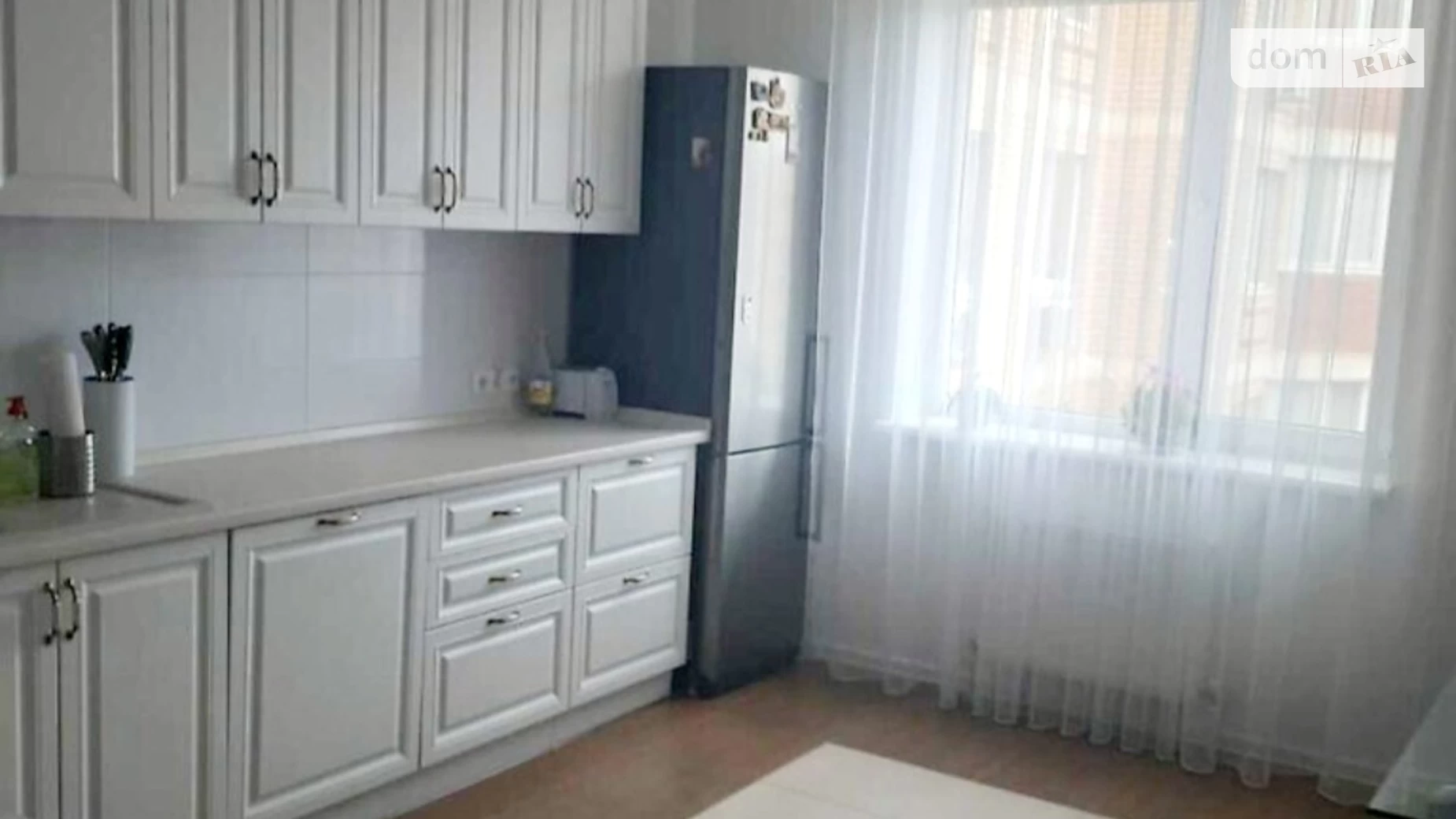 Продается 3-комнатная квартира 98 кв. м в Одессе, ул. Школьная