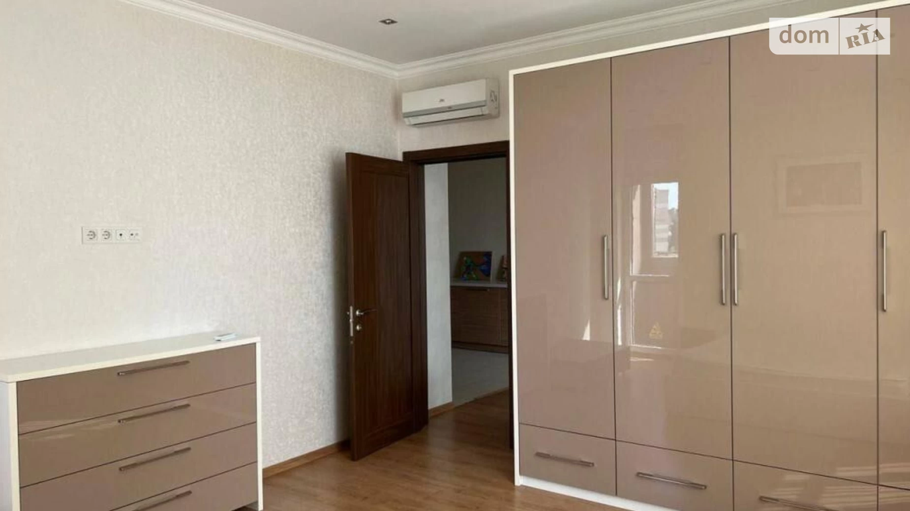 Продается 2-комнатная квартира 75 кв. м в Киеве, ул. Глубочицкая, 32В
