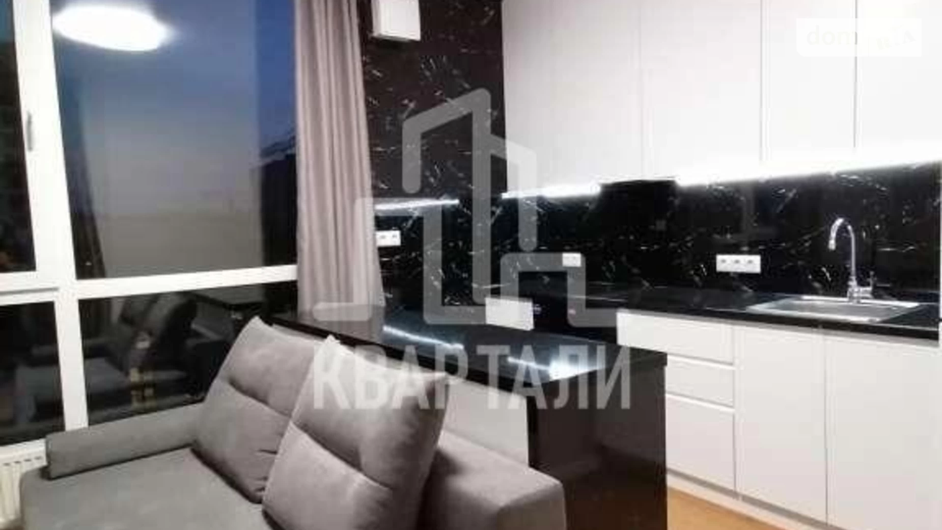 Продается 1-комнатная квартира 30 кв. м в Киеве, ул. Салютная, 2