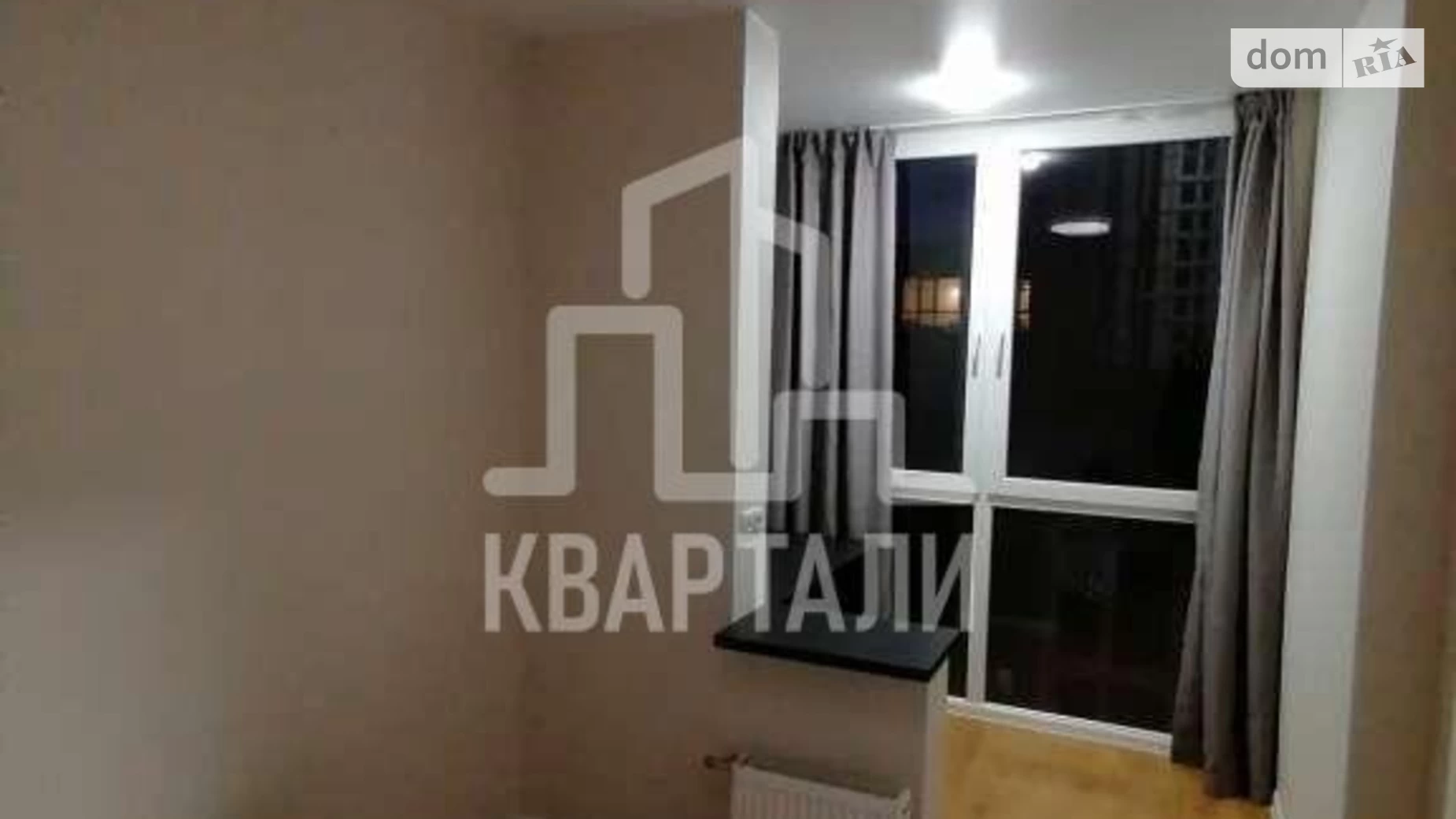 Продается 1-комнатная квартира 30 кв. м в Киеве, ул. Салютная, 2