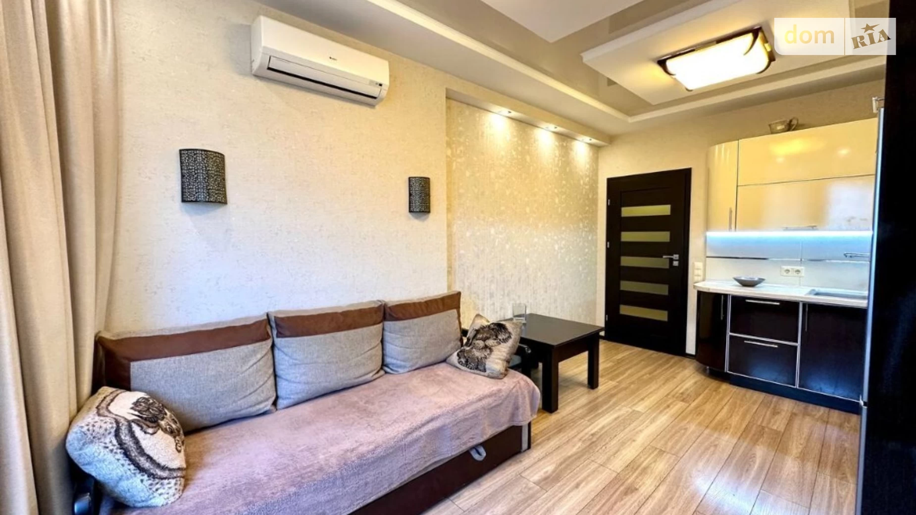 Продается 1-комнатная квартира 49.5 кв. м в Одессе, ул. Якова Бреуса