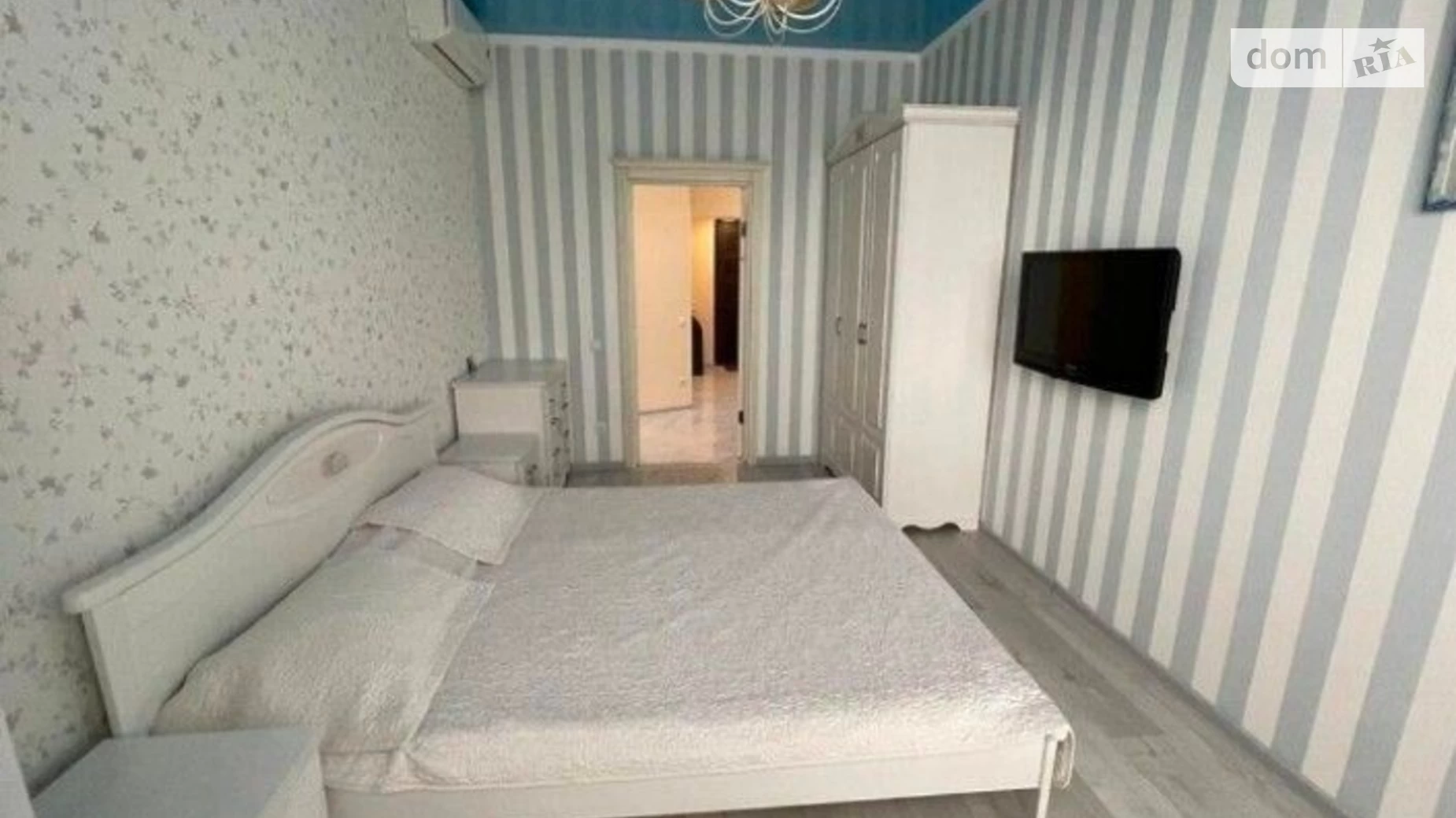 Продається 2-кімнатна квартира 69 кв. м у Одесі, плато Гагарінське, 5Б