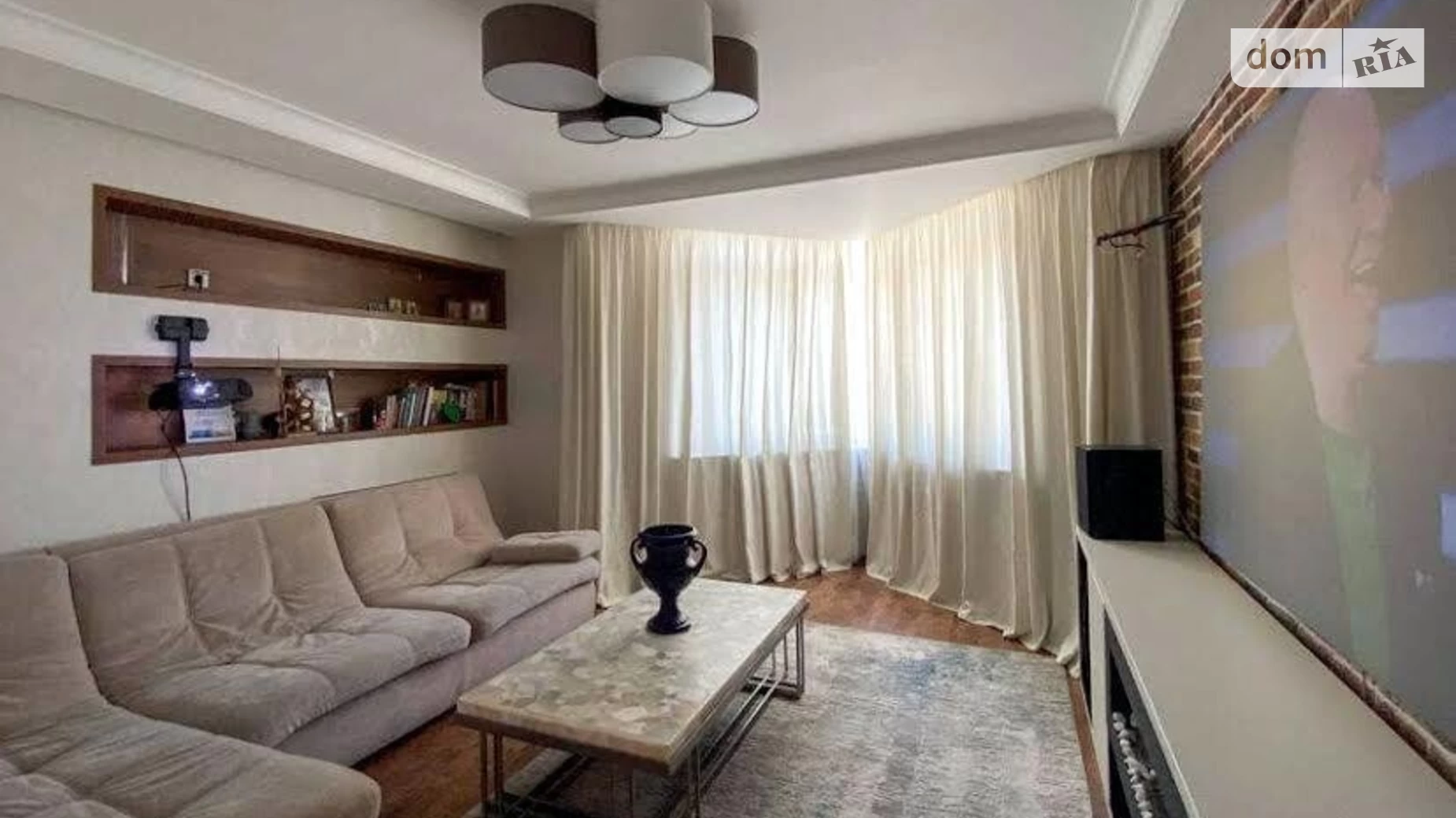 Продается 2-комнатная квартира 80 кв. м в Киеве, ул. Бориспольская, 4