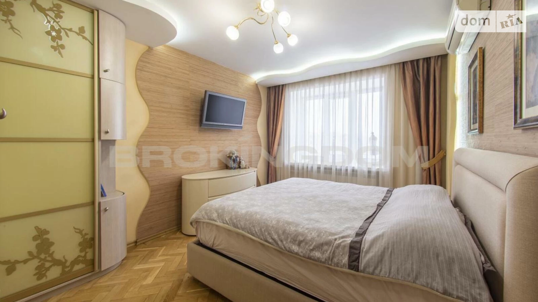 Продается 3-комнатная квартира 78 кв. м в Киеве, ул. Митрополита Андрея Шептицкого