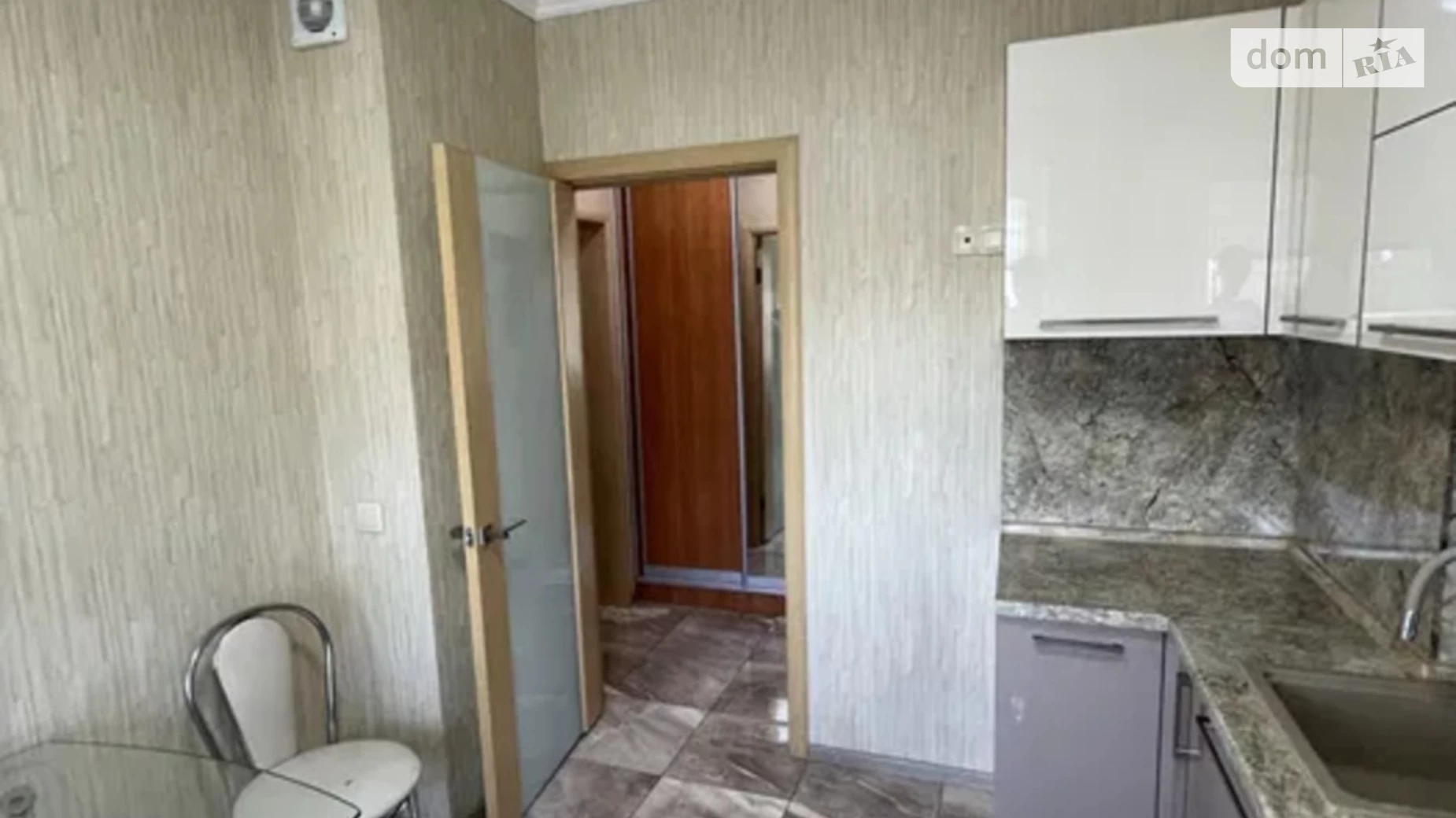 Продается 3-комнатная квартира 70 кв. м в Киеве, ул. Владимира Сикевича, 15