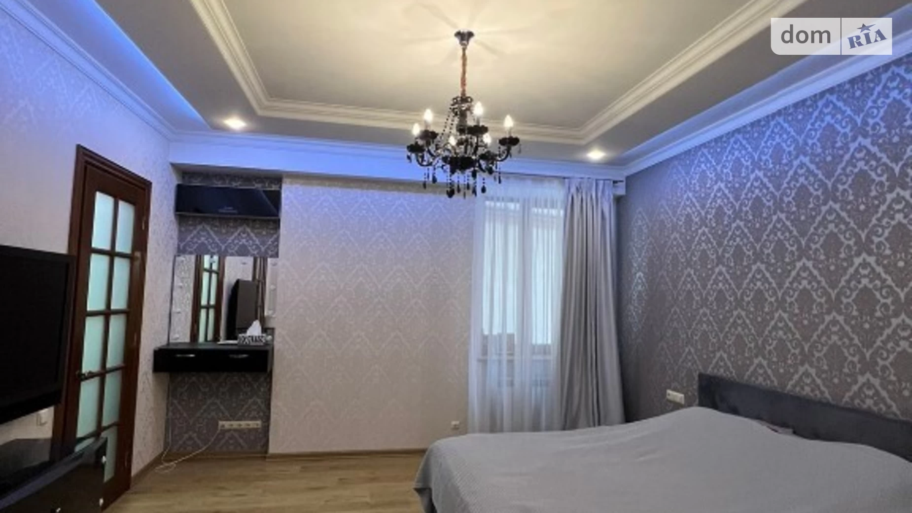 Продається 2-кімнатна квартира 106 кв. м у Одесі, вул. Жуковського