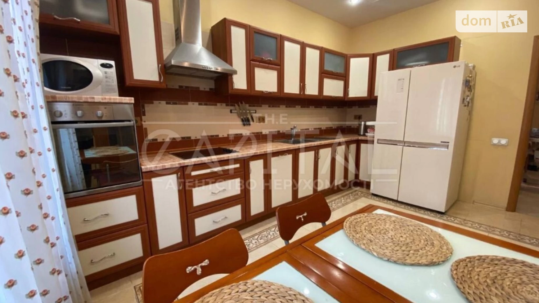 Продается 4-комнатная квартира 172 кв. м в Киеве, ул. Дмитриевская