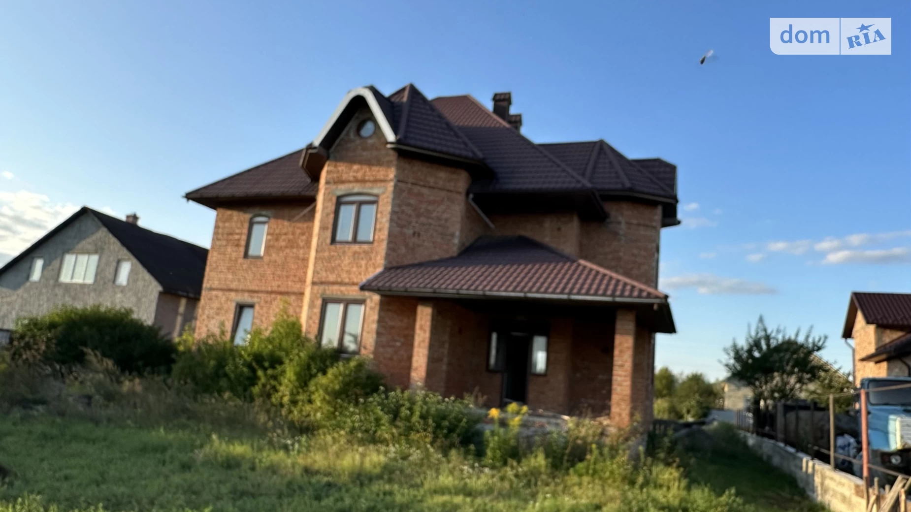 Продається будинок 2 поверховий 251 кв. м з каміном, вул. Молодіжна