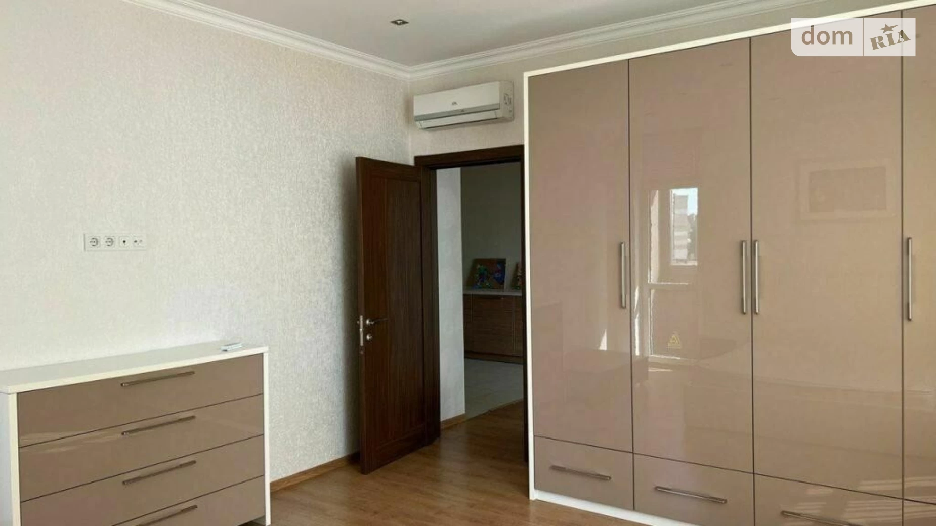 Продается 2-комнатная квартира 74 кв. м в Киеве, ул. Глубочицкая, 32А