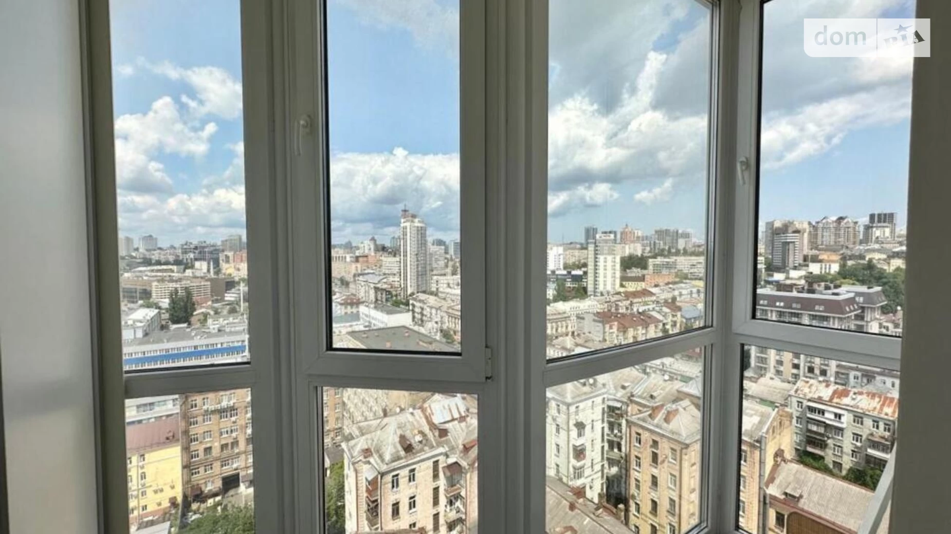 Продается 3-комнатная квартира 98 кв. м в Киеве, ул. Жилянская, 118