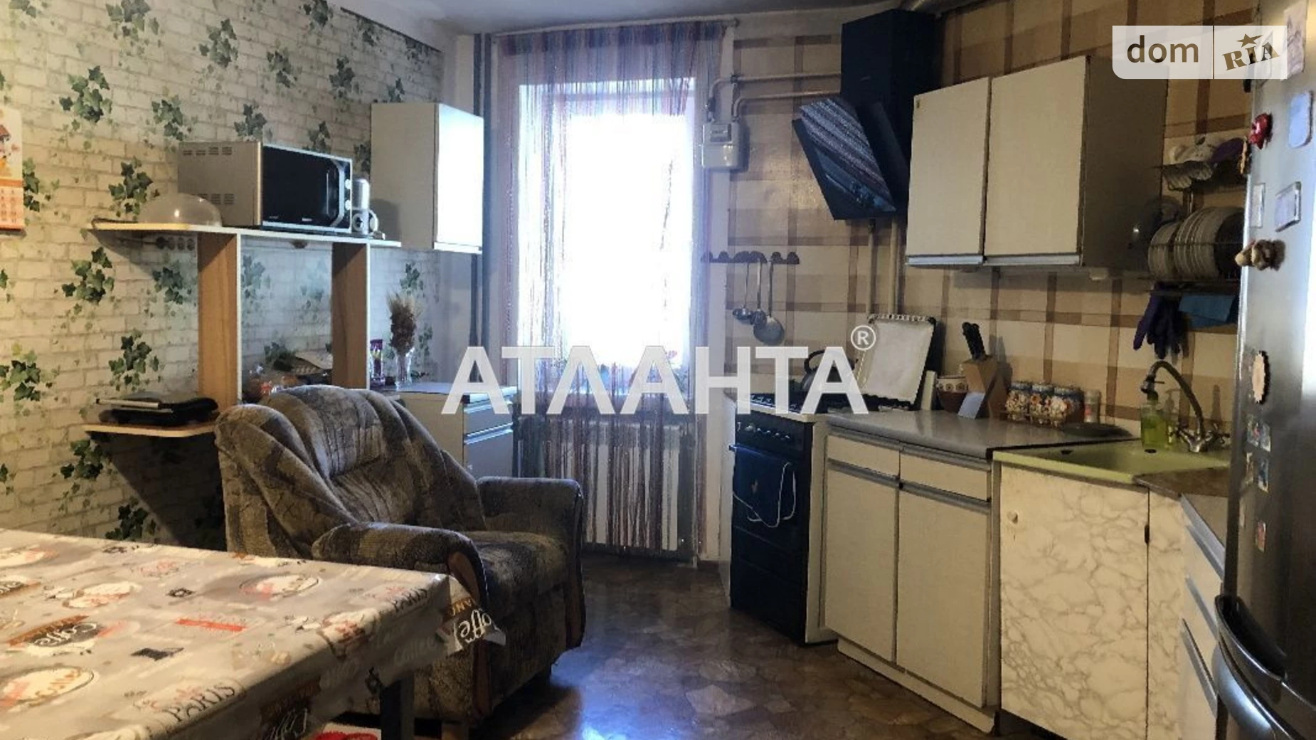 Продается 4-комнатная квартира 88 кв. м в Черноморске, ул. Виталия Шума