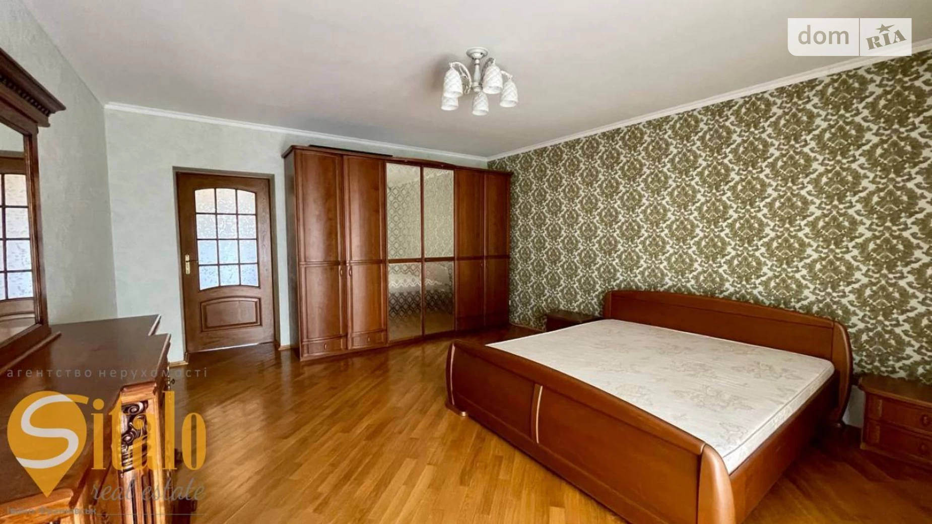 Продается 5-комнатная квартира 208 кв. м в Ивано-Франковске