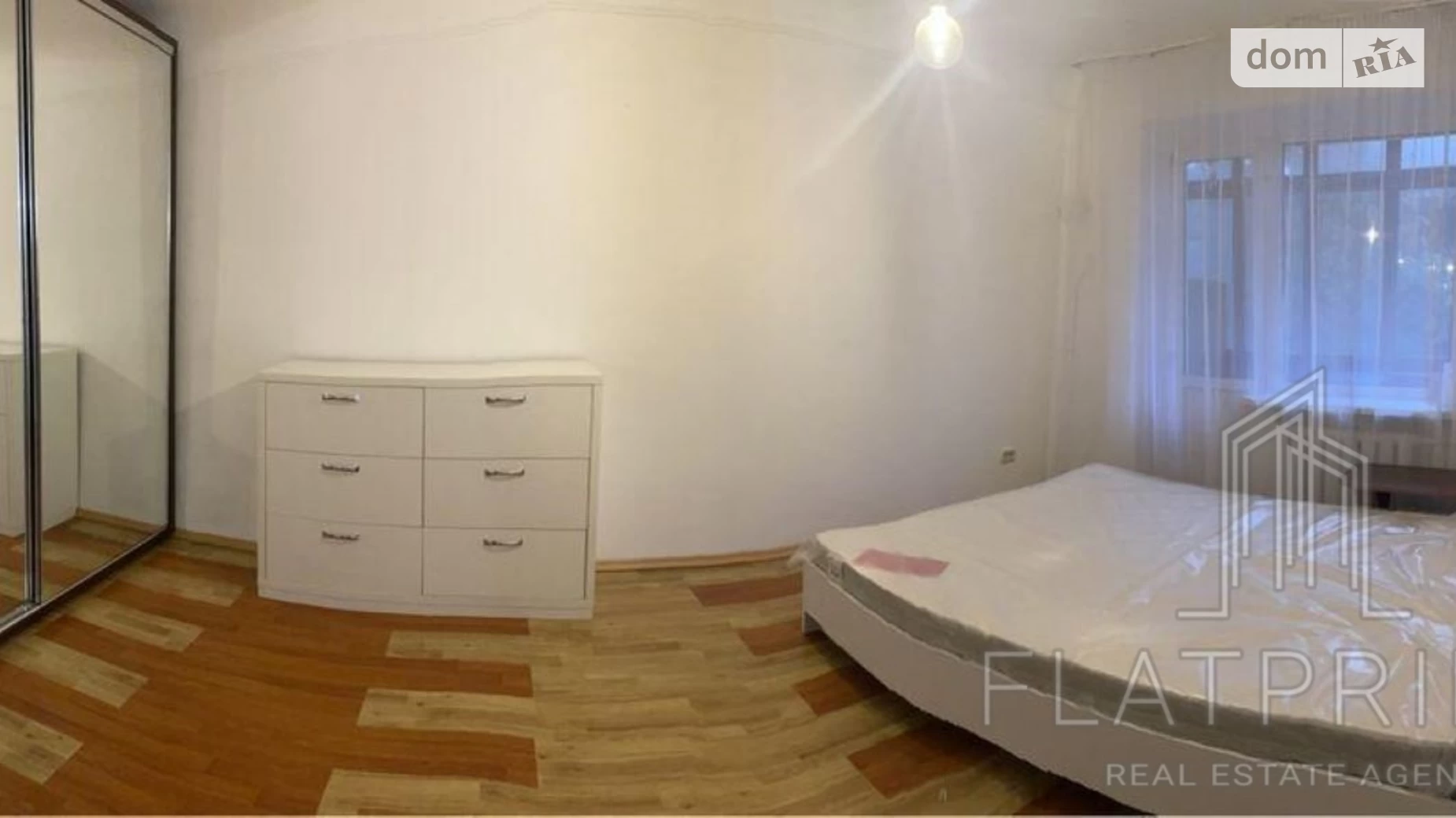 Продается 1-комнатная квартира 33 кв. м в Киеве, ул. Лаврская, 4В