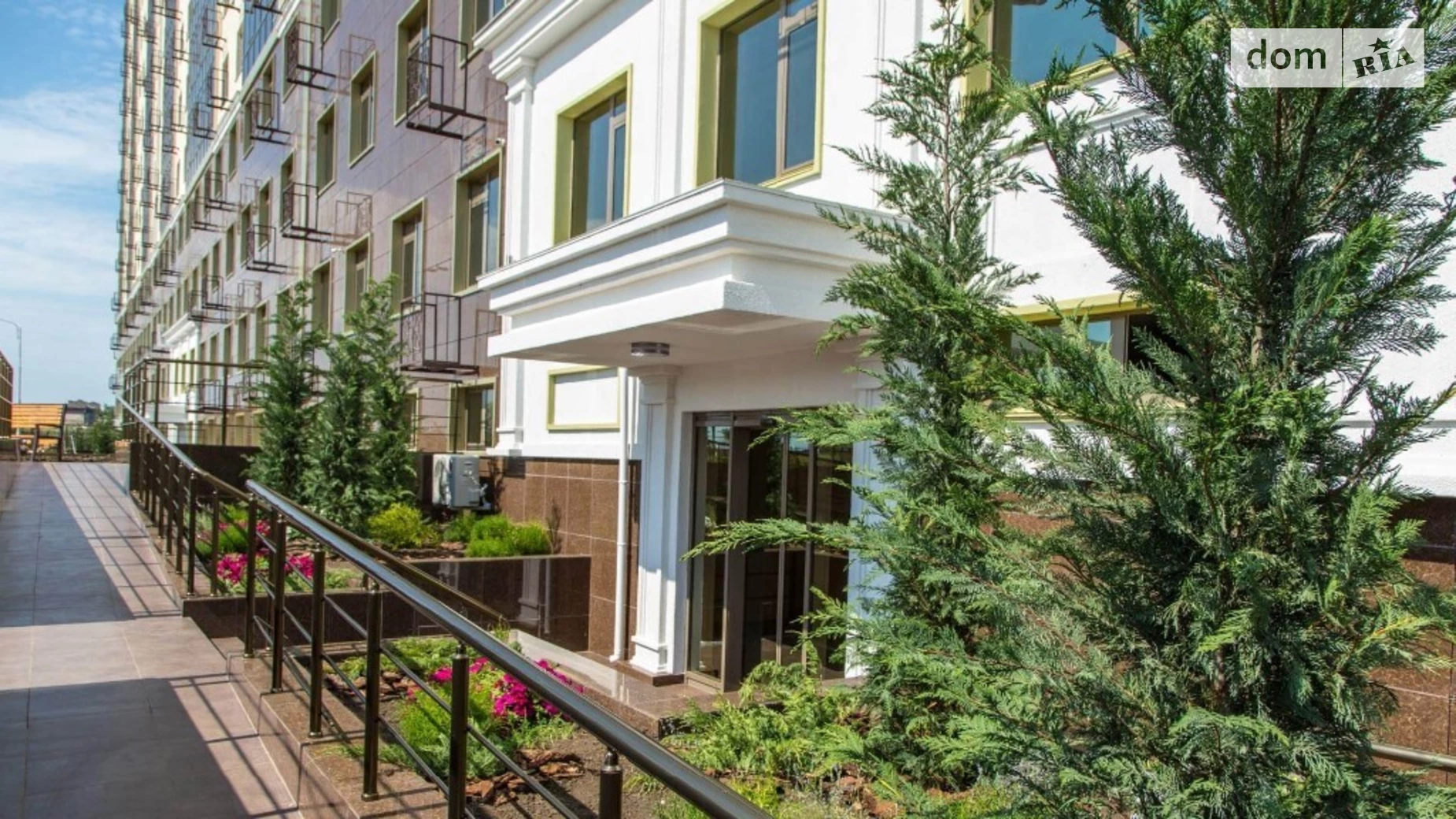 Продается 3-комнатная квартира 99.3 кв. м в Крыжановка, ул. Академика Сахарова, 3А