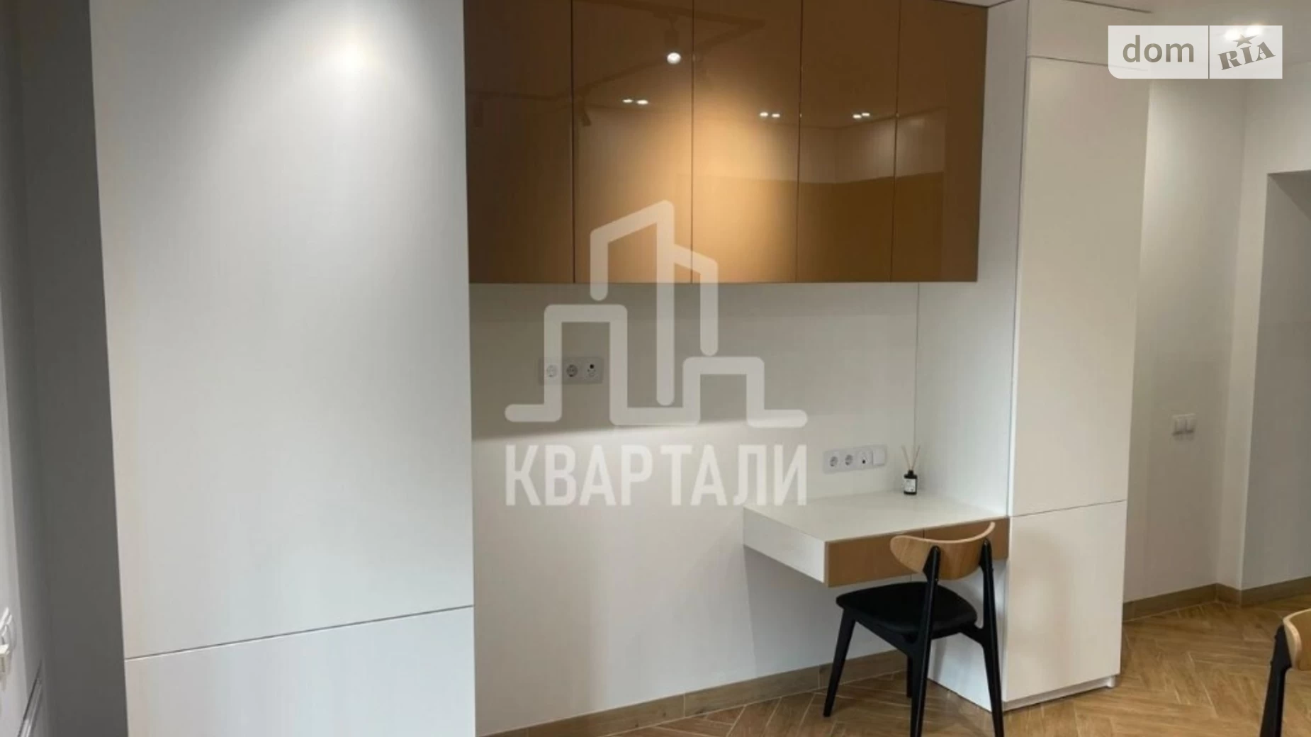 Продается 1-комнатная квартира 33 кв. м в Киеве, ул. Метрологическая, 23А