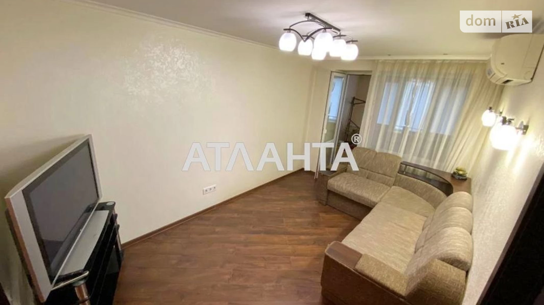 Продається 2-кімнатна квартира 56.4 кв. м у Одесі, вул. Ріхтера Святослава