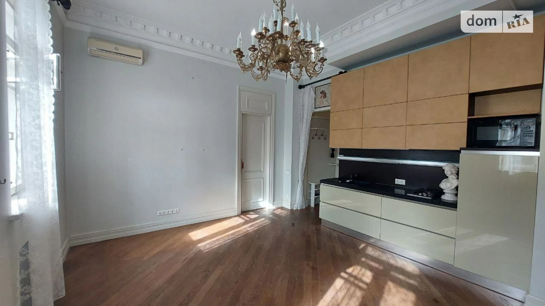 Продается 1-комнатная квартира 45 кв. м в Киеве, ул. Богдана Хмельницкого, 50