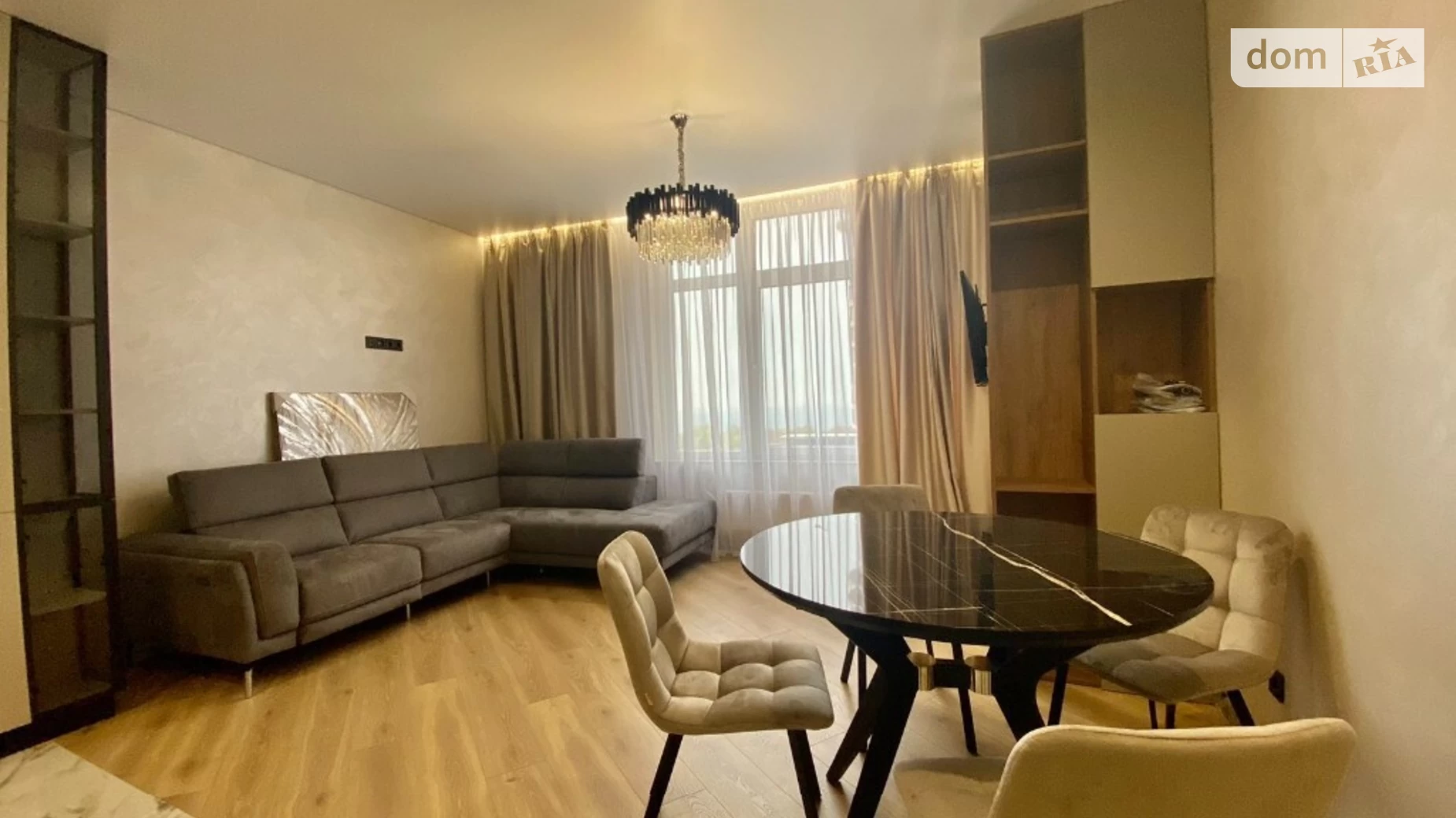 Продается 3-комнатная квартира 103 кв. м в Одессе, ул. Каманина, 16
